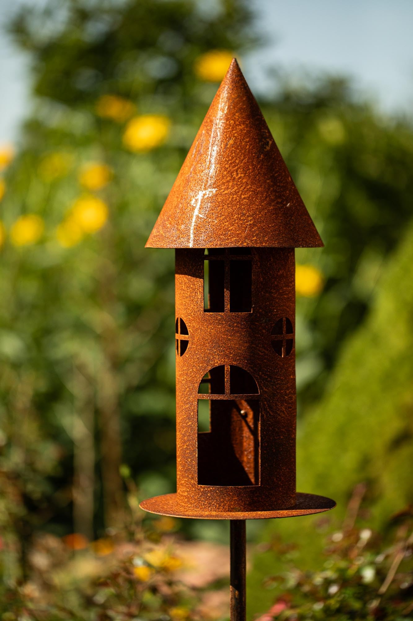 Edelrost Garten Deko Windlicht Vogelhaus Naturrost rostige Dekoration Gartenstecker Beetstecker Topfstecker Landhaus Kerzenhalter Vogelfutterhaus rund auf Platte Futterhaus