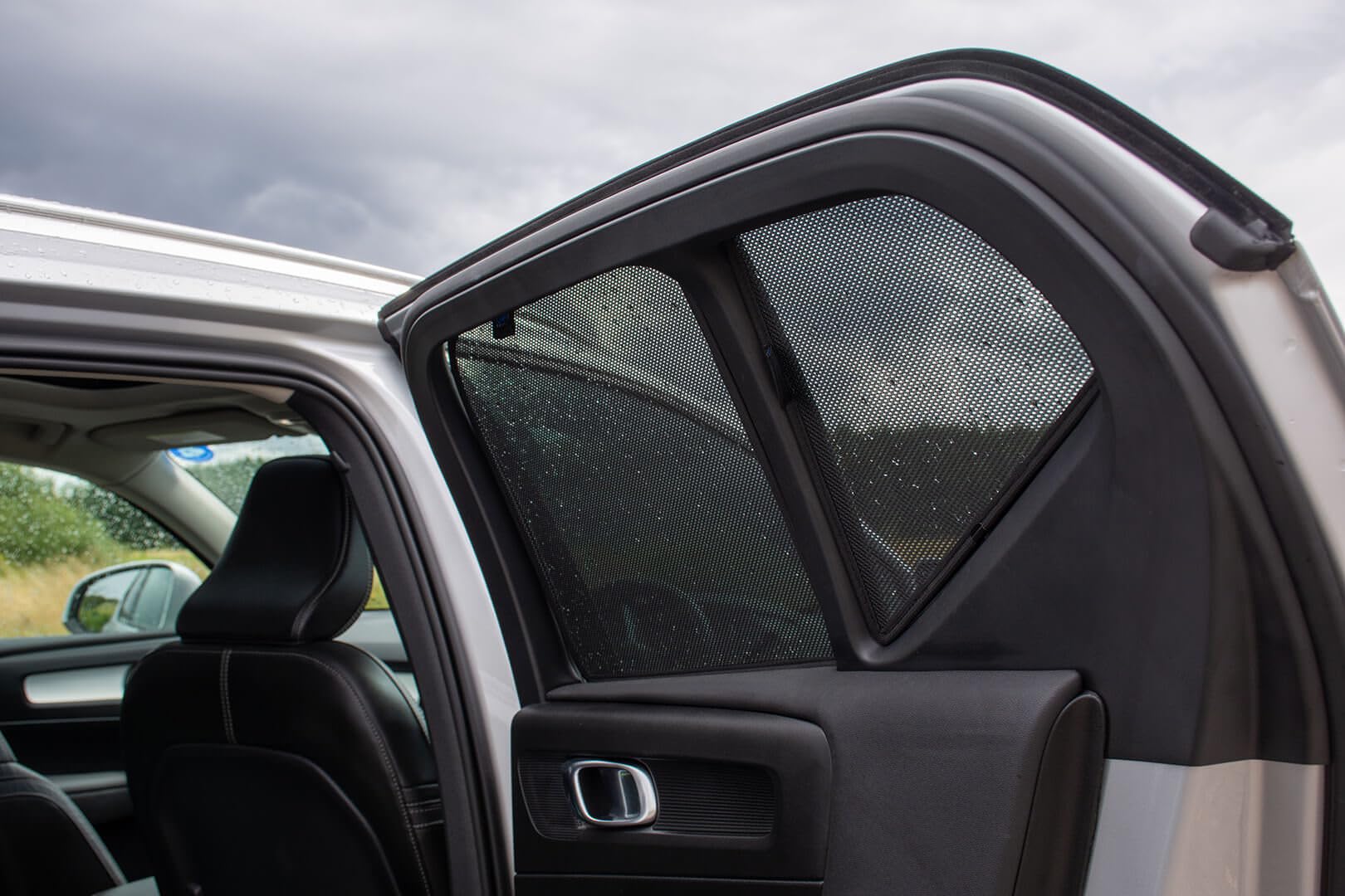 Zestaw osłon samochodowych (tylne drzwi boczne) kompatybilne z Volvo XC40 2018- (4-częściowy), czarne