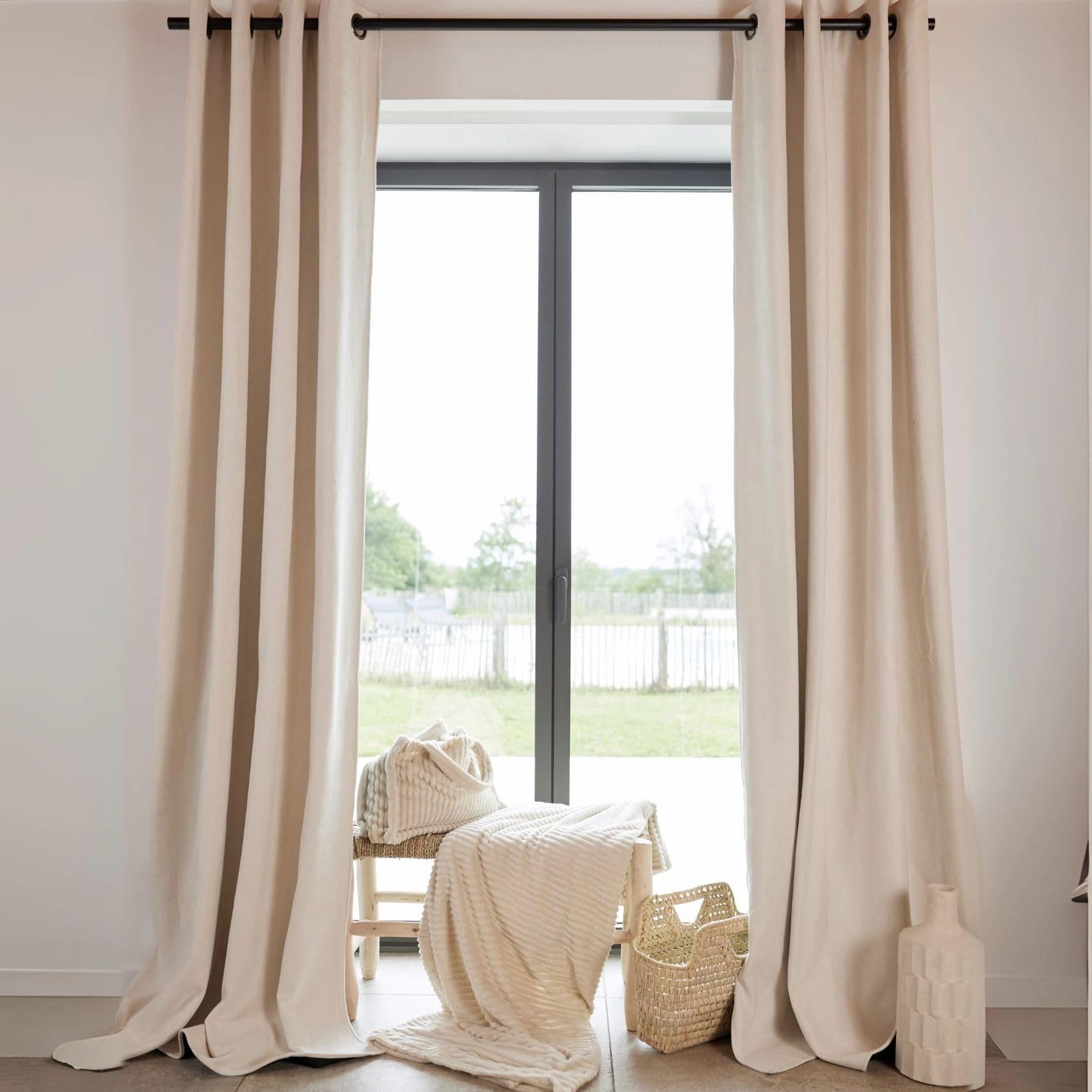 QABANE - Rideau Thermique Phonique et Semi Occultant KONFOR - Flanelle Polyester - Uni - Double Face - Isolation Thermique et Phonique - Réduction Bruit 5dB - Prêt à Poser - 140 x 260 cm - Blanc Cassé