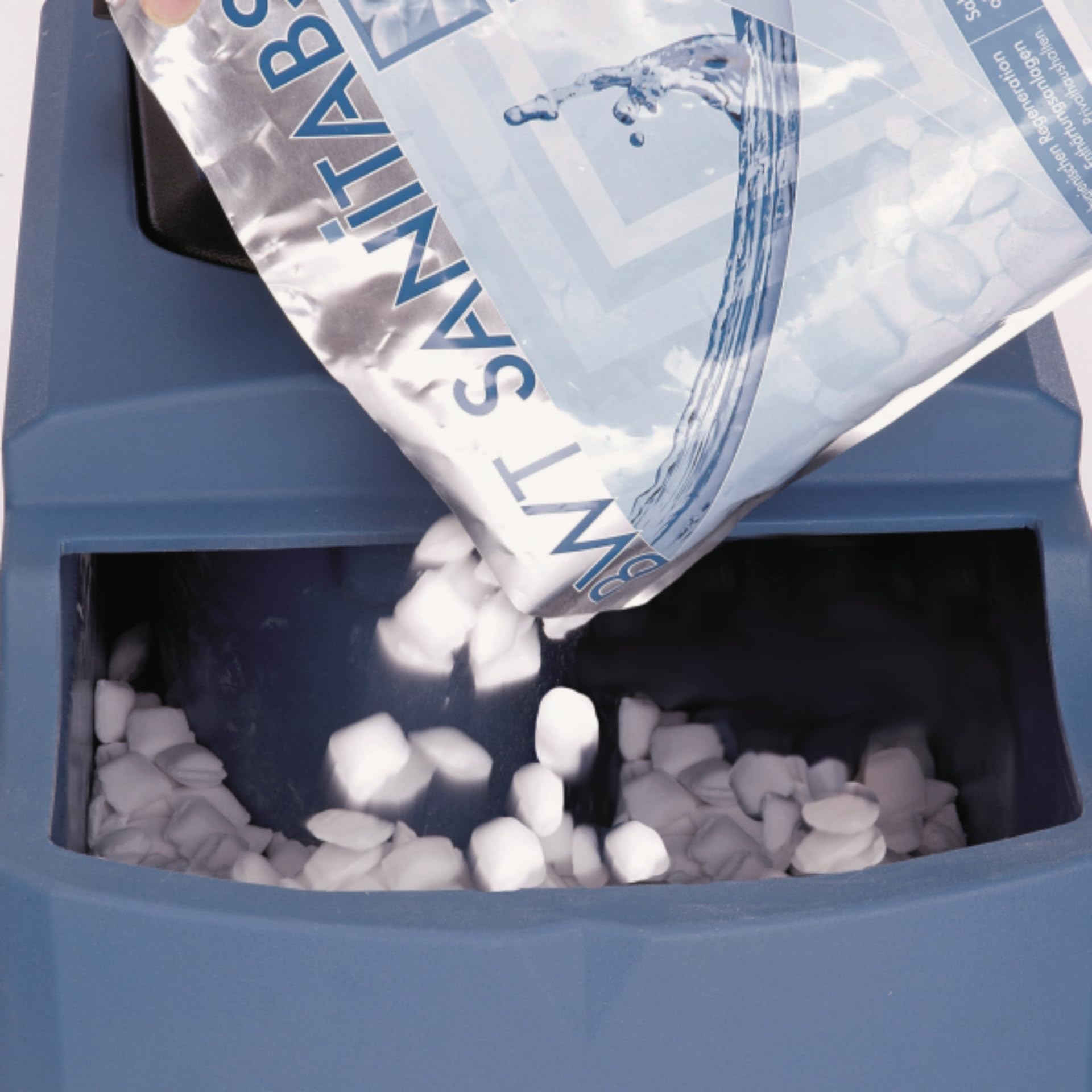 BWT Sanitabs Regeneriersalz mit Hygiene-Effekt, 8 kg | für BWT Wasserenthärter der AQA Serie, für AQA-Weichwasseranlagen, Integrierte Reinigungskomponente