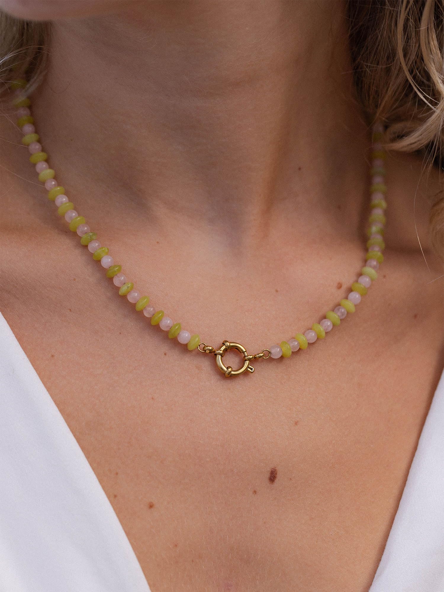 Purelei Sunny Charm Kette – mit pinkem Quarz & Olivjade – Edelstahl 18K vergoldet – Verstellbare Damen Halskette 40-45 cm – Personalisierbar mit Charms – Aloha Style