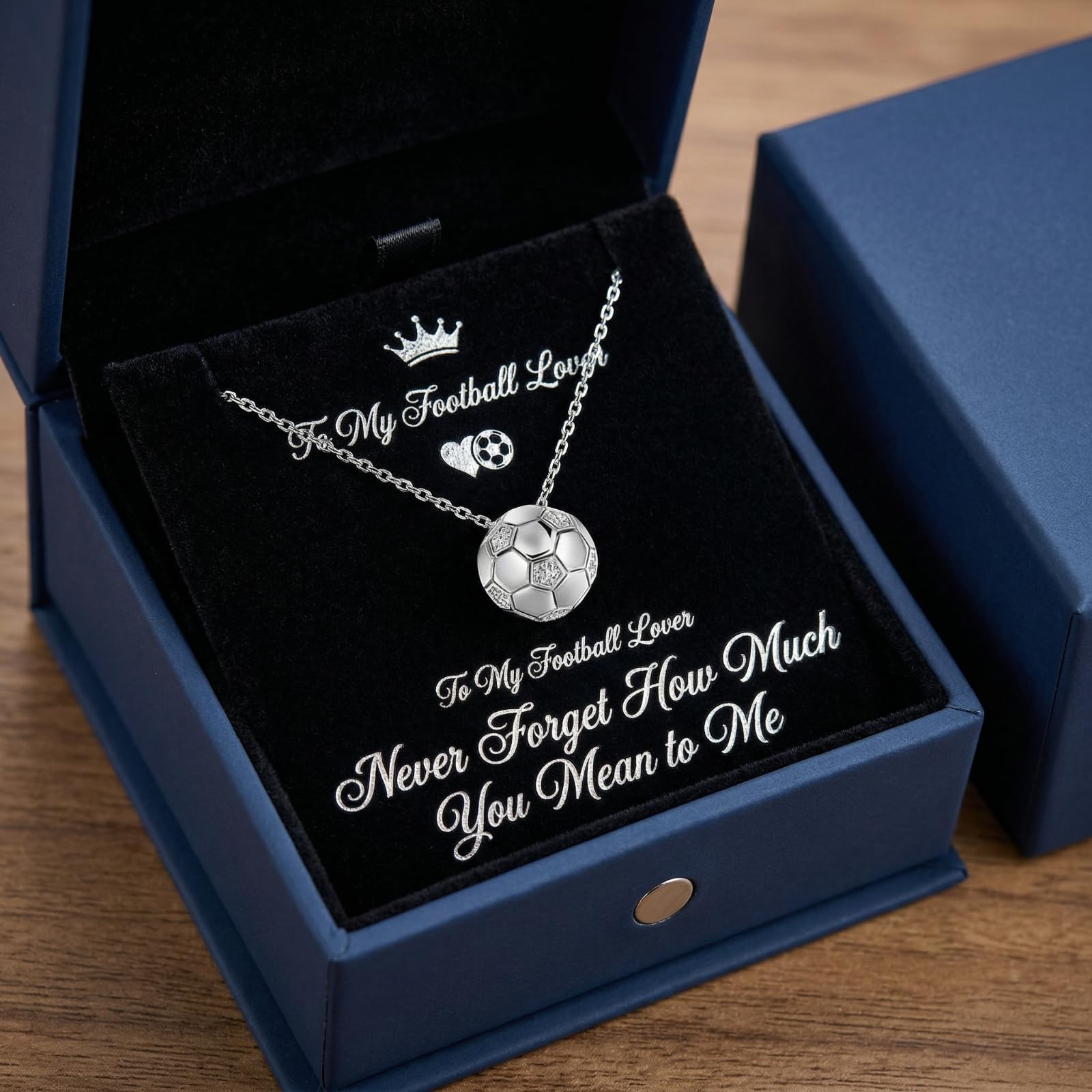 Patelai Collar de Fútbol Colgante de Balón Grabado con Dije de Pelota de Cadena con Diamantes de Imitación para Mujeres Hombres Niñas Niños (Plata)
