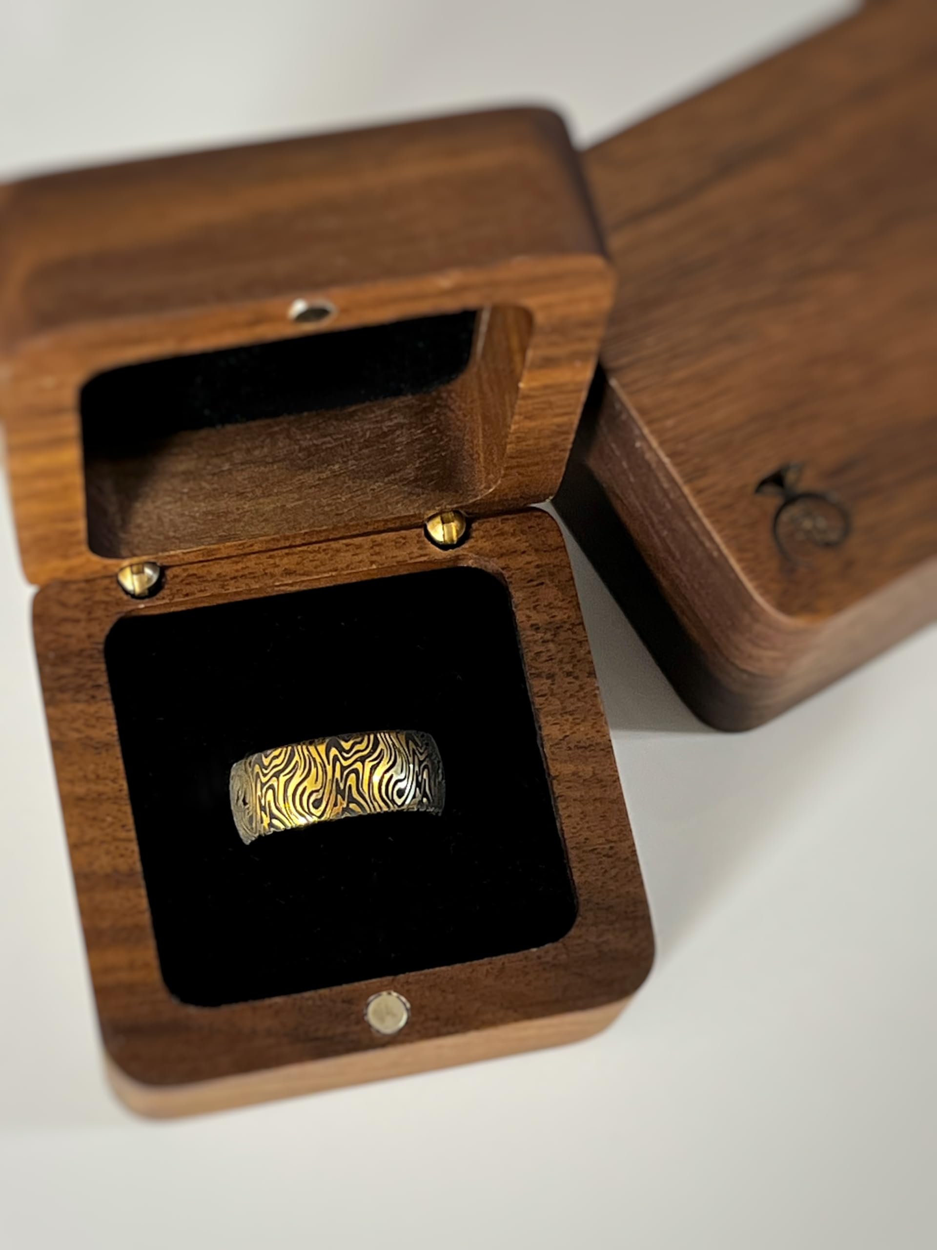 HoloRing Gold Wolframring mit Schwarzer Gravur – 8mm Breiter Ring im Mokume-Gane-Stil für Damen und Herren – Ehering, Verlobungsring oder Partnerring – Größen 49–69 – Individuelle Innengravur möglich