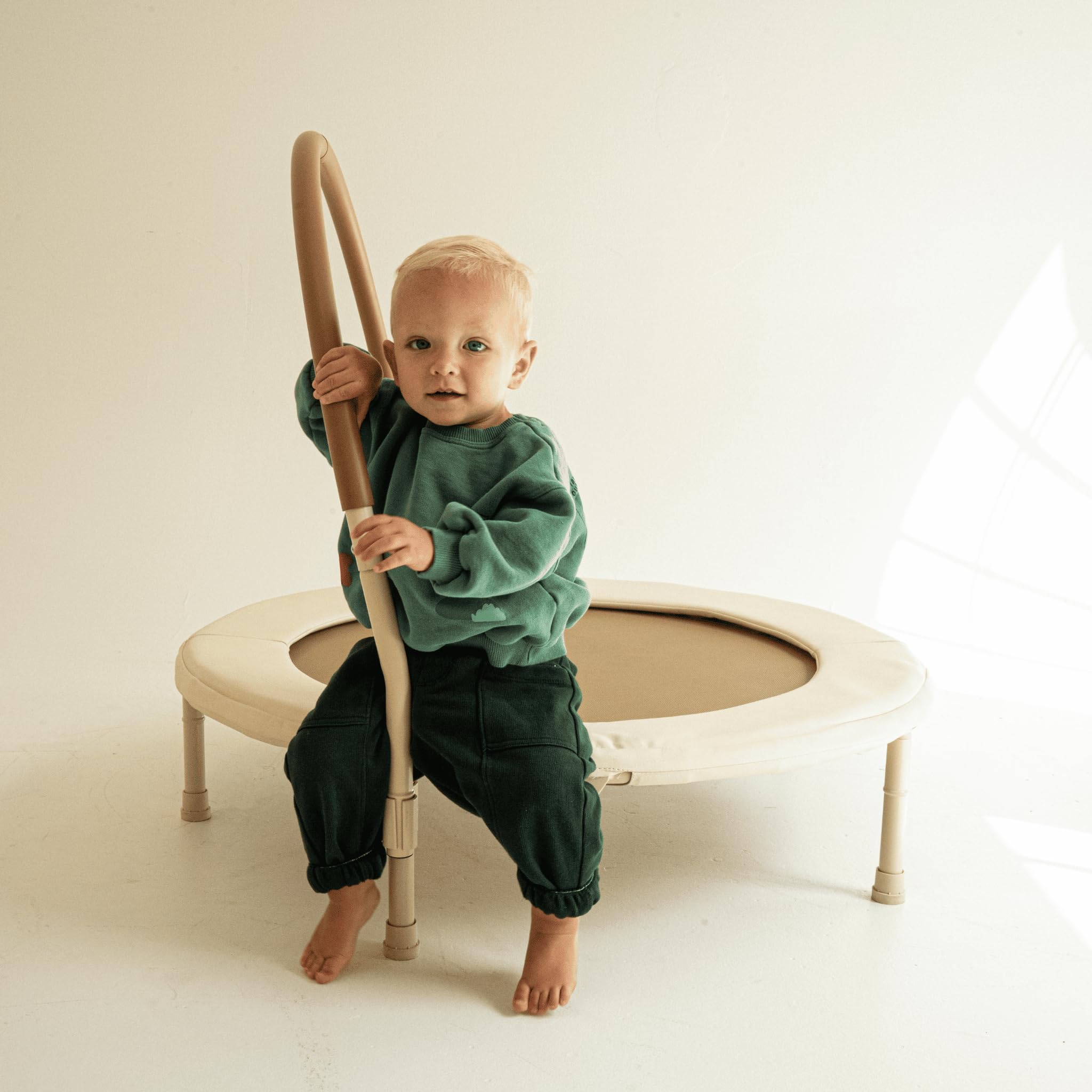 Mini cama elástica de 36 pulgadas para niños y niños pequeños, estética para interiores y exteriores, con mango extraíble, diseño de resorte elástico ultra seguro sin huecos (beige)