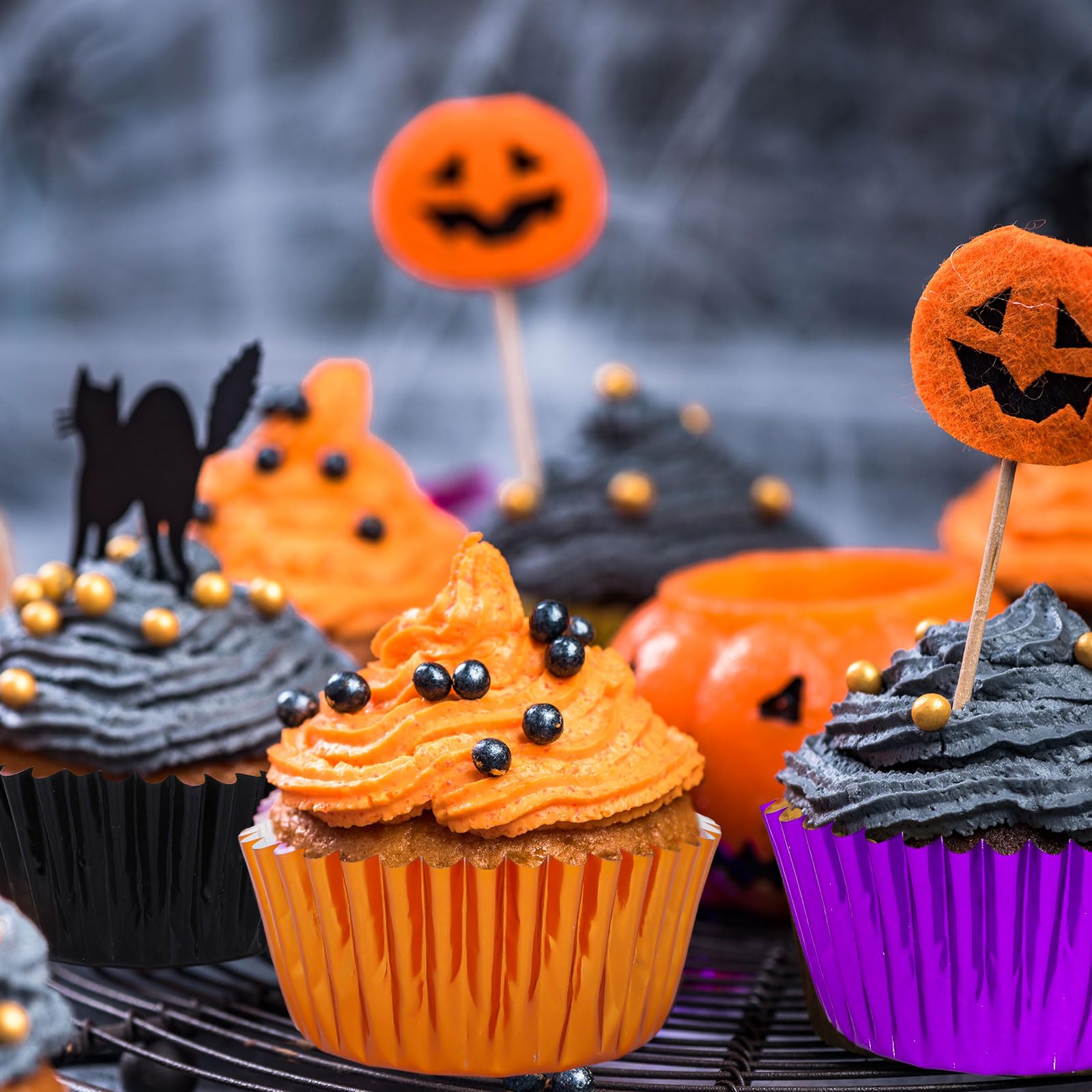 Whaline 450 Stück Halloween-Folien-Cupcake-Förmchen, schwarz, lila, orange, metallische Cupcake-Förmchen, Muffinförmchen für Urlaub, Partyzubehör