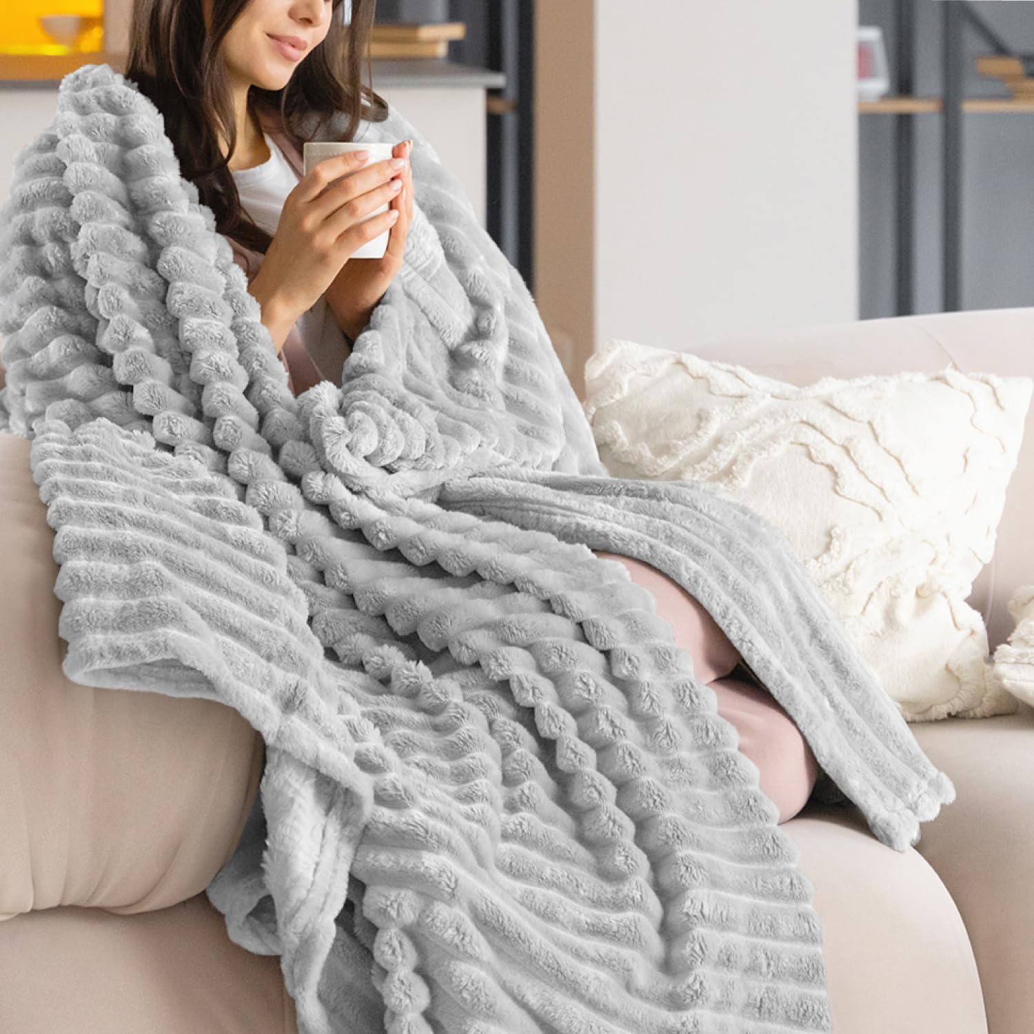 Dreamzie Manta Terciopelo para Sofa y Cama - Franela Súper Suave, Mantas para Sofa y Cama, Plaid Cama Ligera para Niño y Mascota, 150x200cm Gris