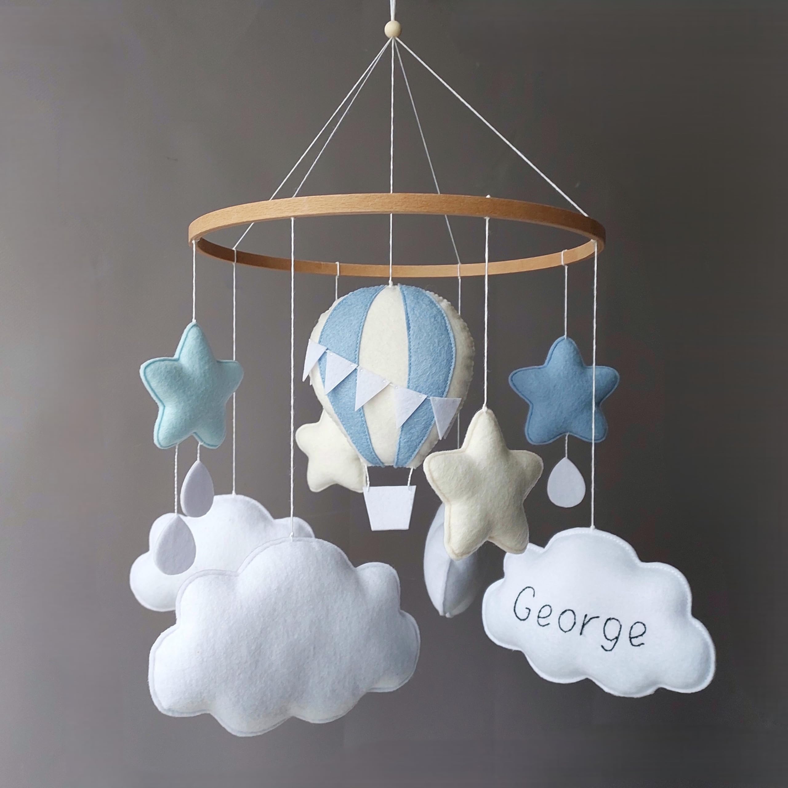 Heißluftballon Baby Mobile für Jungen – Personalisierbar mit Namen – Handgemacht aus Filz mit Wolken & Sternen in Blau – Deko fürs Babyzimmer – Geschenk zur Geburt
