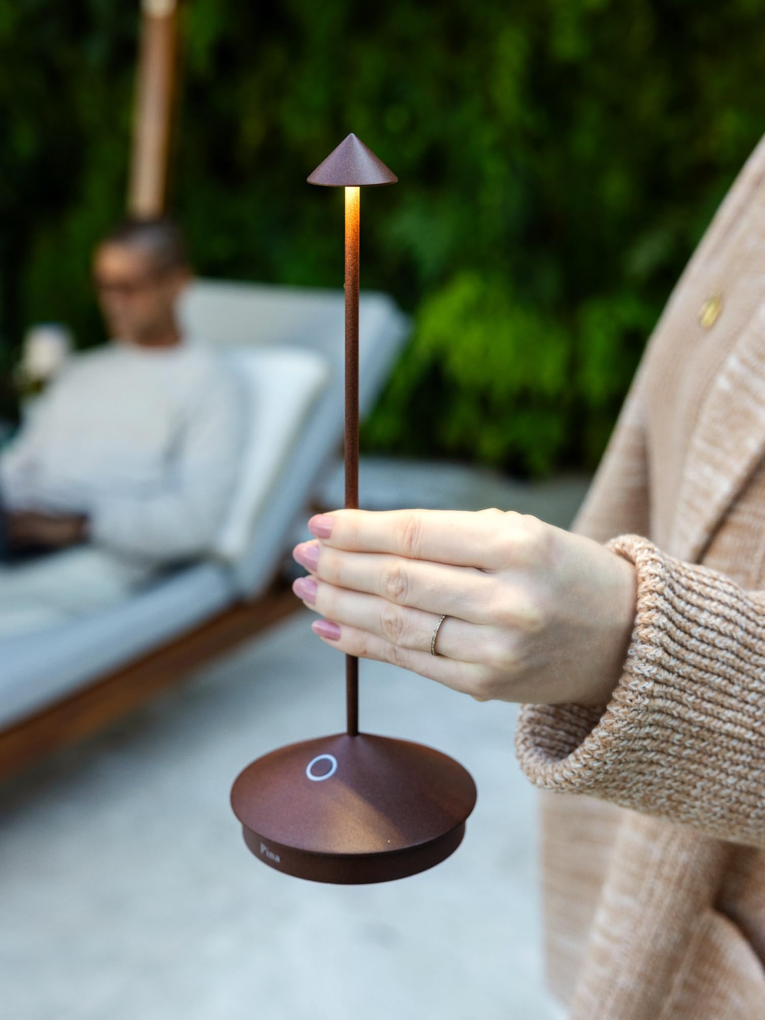 Zafferano, lampe de table Pina, rechargeable et sans fil avec contrôle tactile, adaptée pour l’intérieur et l’extérieur, variateur, 2200-3000 K, hauteur 29 cm, couleur or mat