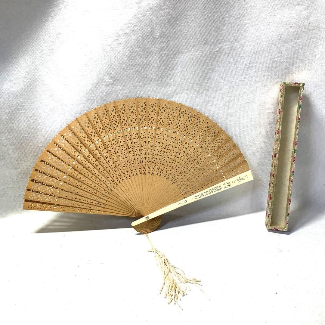 【東京理研】 象牙風唐物透彫扇子　特殊白材　材質保証　長32cm 44g 東京理研】様専用 象牙風唐物透彫扇子 特殊白材 材質保証