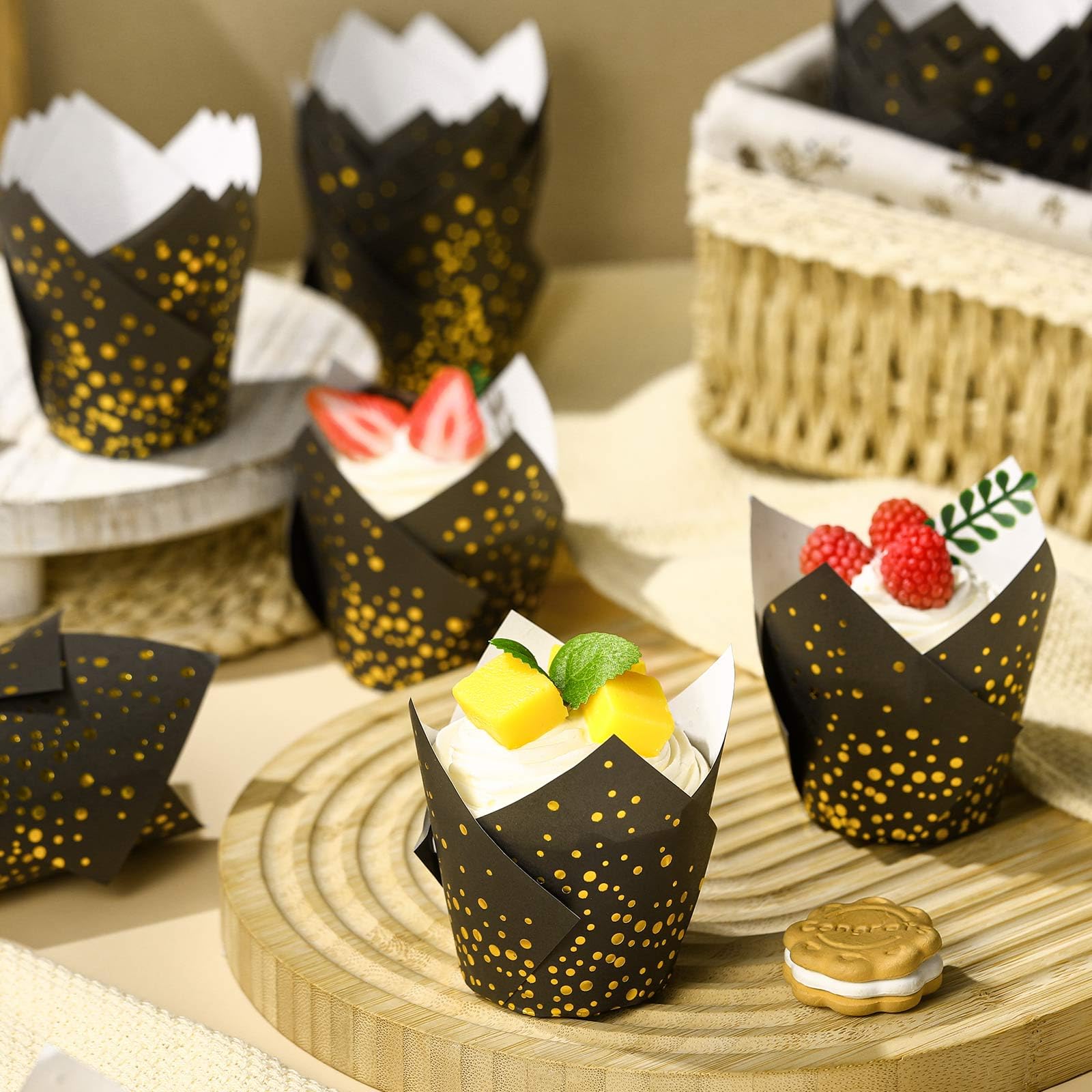 Gerrii 200 moldes de papel para cupcakes de tulipán, envoltorios para cupcakes, fiestas de té, mini bandejas para magdalenas, bodas, fiestas de novia, baby shower, decoración (lunares dorados negros)
