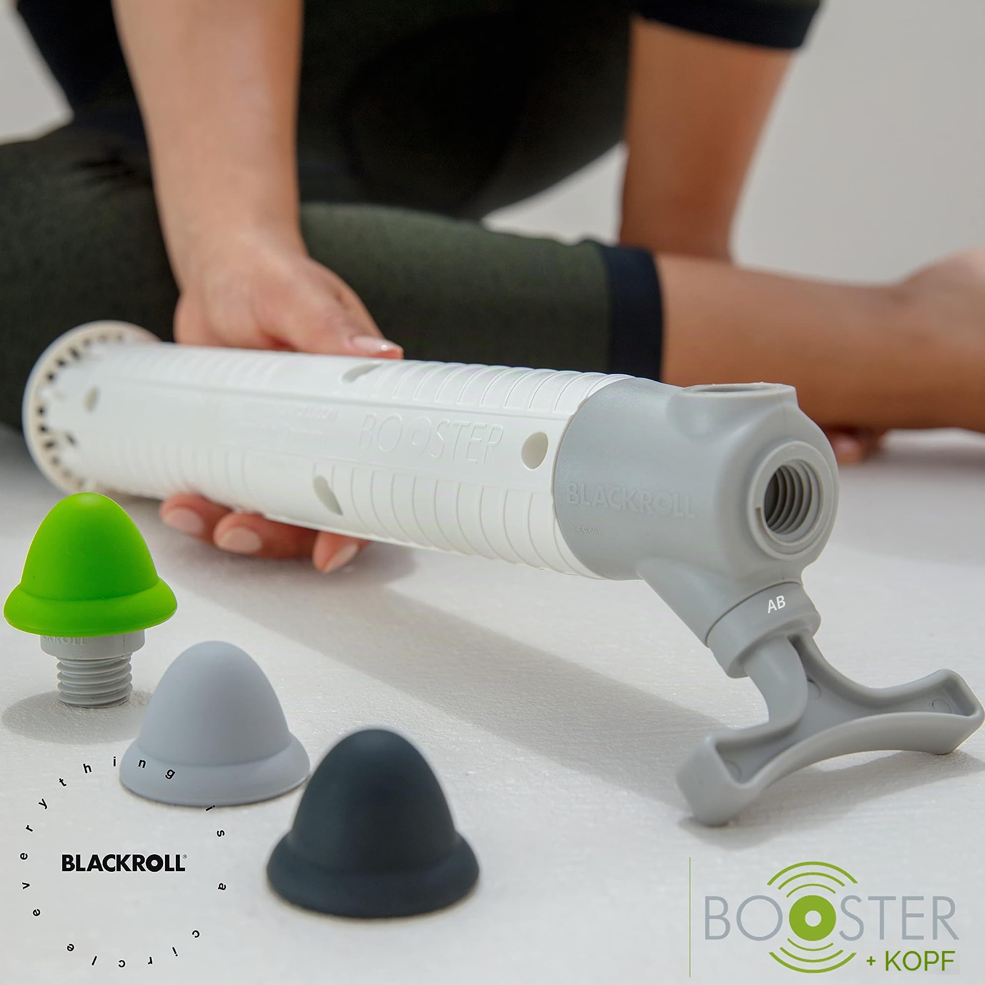 BLACKROLL BOOSTER HEAD BOX - Vibrations-Massage dank Vibrationskern. inkl. Massageaufsätzen und schwarzer Faszienrolle SLIM