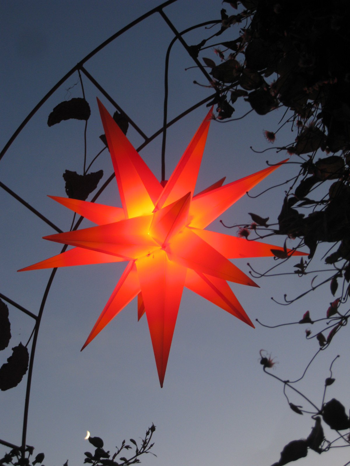 Weihnachtsstern Außenstern Stern rot mit gelben Spitzen, Adventsstern, Faltstern, wetterfest, frostsicher, ca. 55 - 60 cm, inklusive Glühbirne, neue Ausführung - kein störanfälliger Trafo nötig!