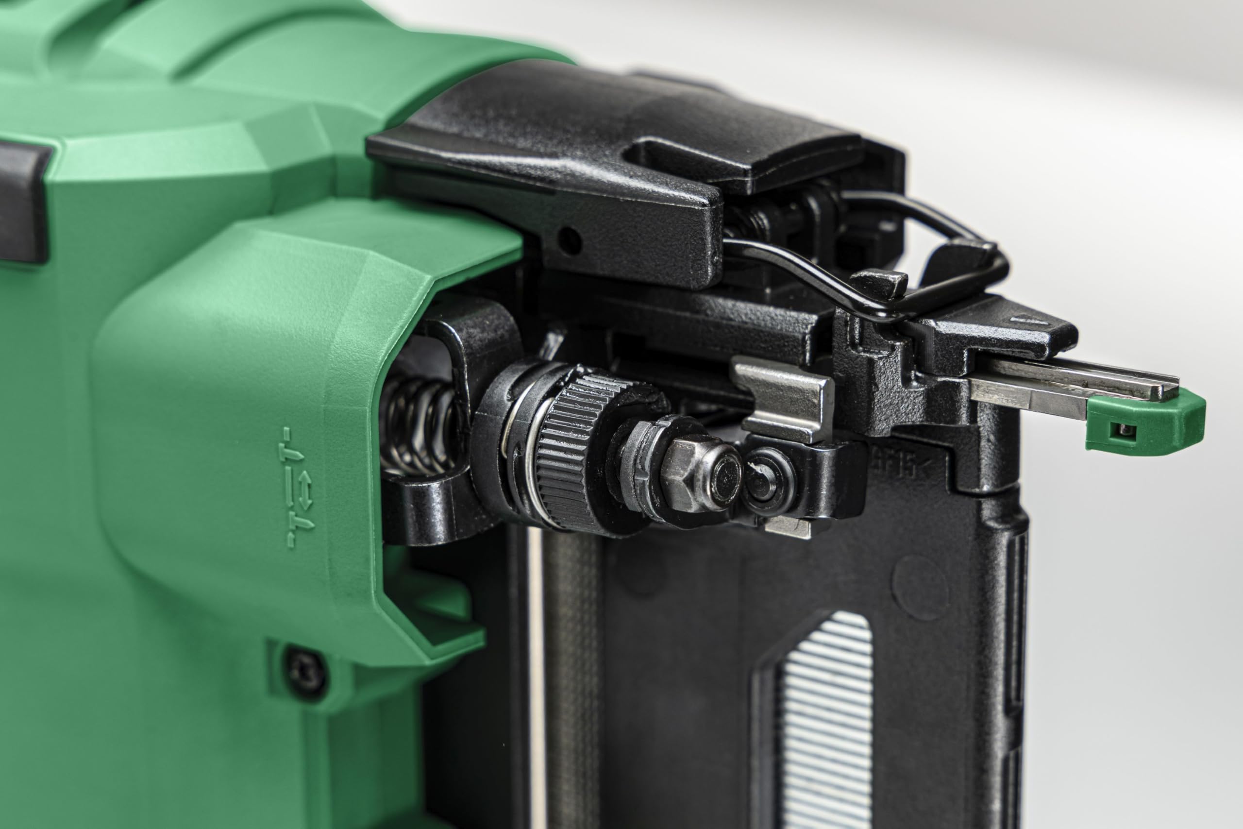 HiKOKI Clavo con batería de 0° - 18 V, 25-64 mm, calibre 16, compacto, ligero, potente, luz LED, motor sin escobillas, accionamiento por resorte neumático, incluye maletín
