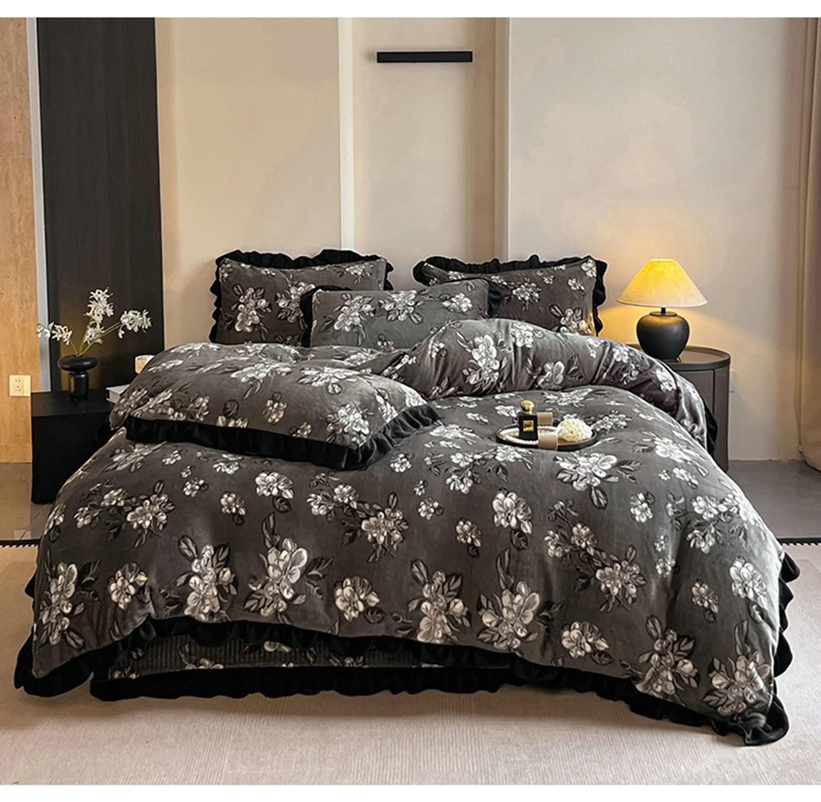 Zestaw pościeli 4 sztuki, poszwa na kołdrę 200x230cm, narzuta 230x250cm i 2 poszewki na poduszki, wzór gałęzi kwiatów i liści z falbankami, miękki aksamit, ciemnoszary czarny