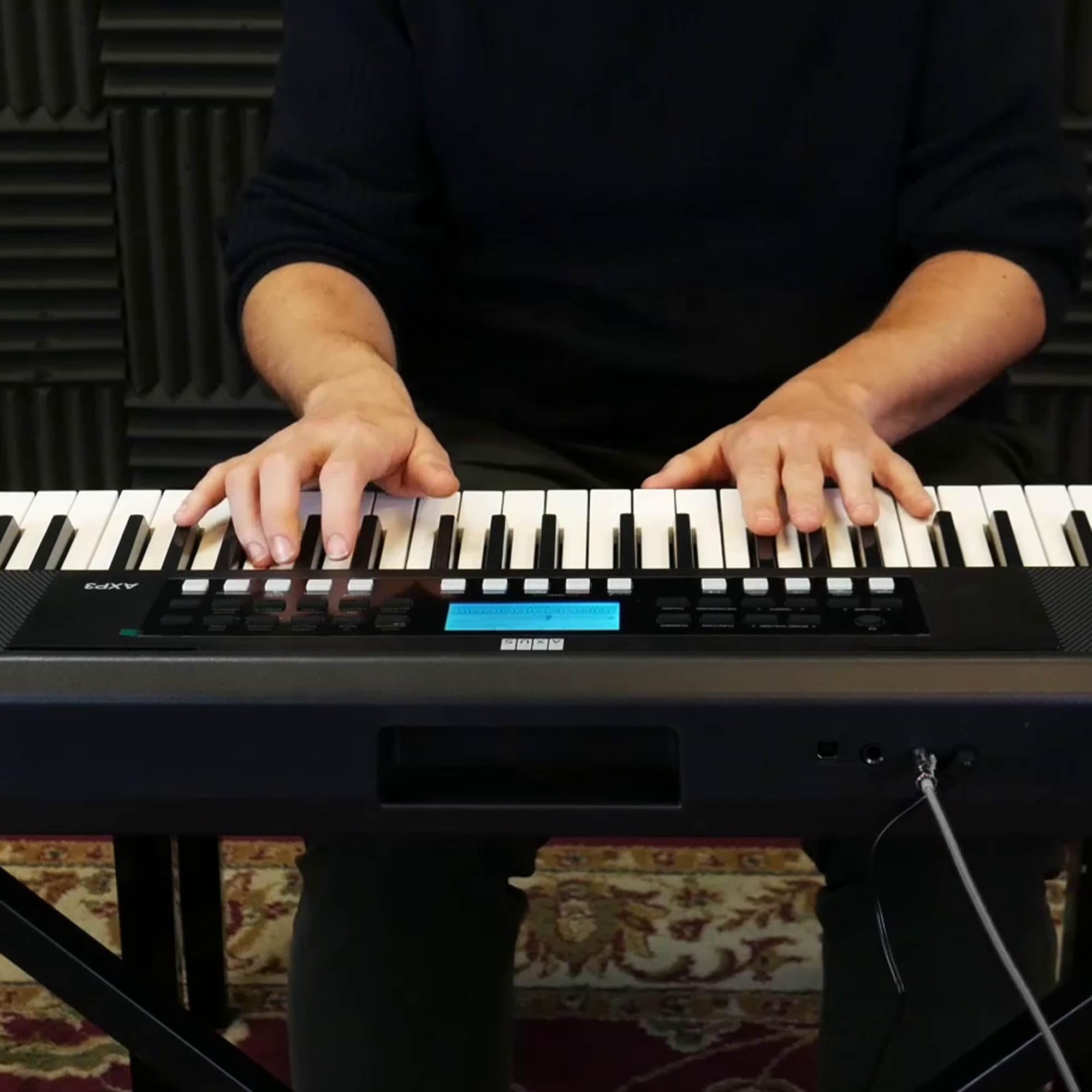 Axus 61 Key Keyboard Piano, Przenośna, Czuła Na Dotyk, Lekka, Wąska Klawiatura Z Uchwytem do Przenoszenia, Zasilaczem, 450 Głosami i Pulpitem pod Nuty