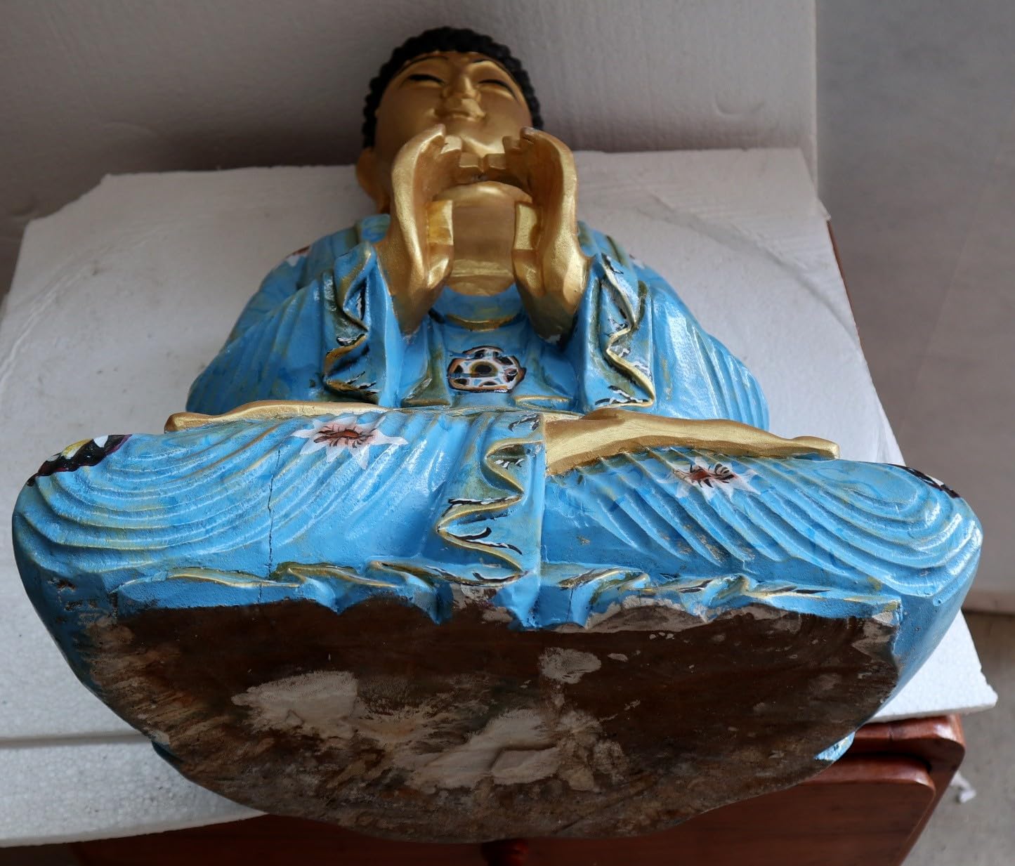 Figura de Buda de madera maciza de nogal indio o suar de 40 x 20 x 52 cm de altura, azul y dorado