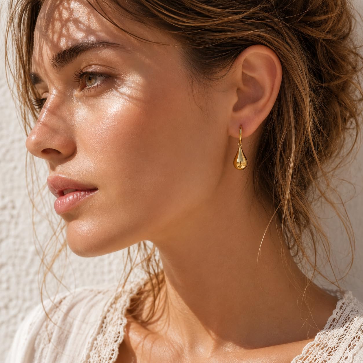 LAMUR Ohrringe aus 375er-Gold mit Diamantierung, Goldohrringe für Damen, Damenschmuck aus Gelbgold, Englischer Verschluss