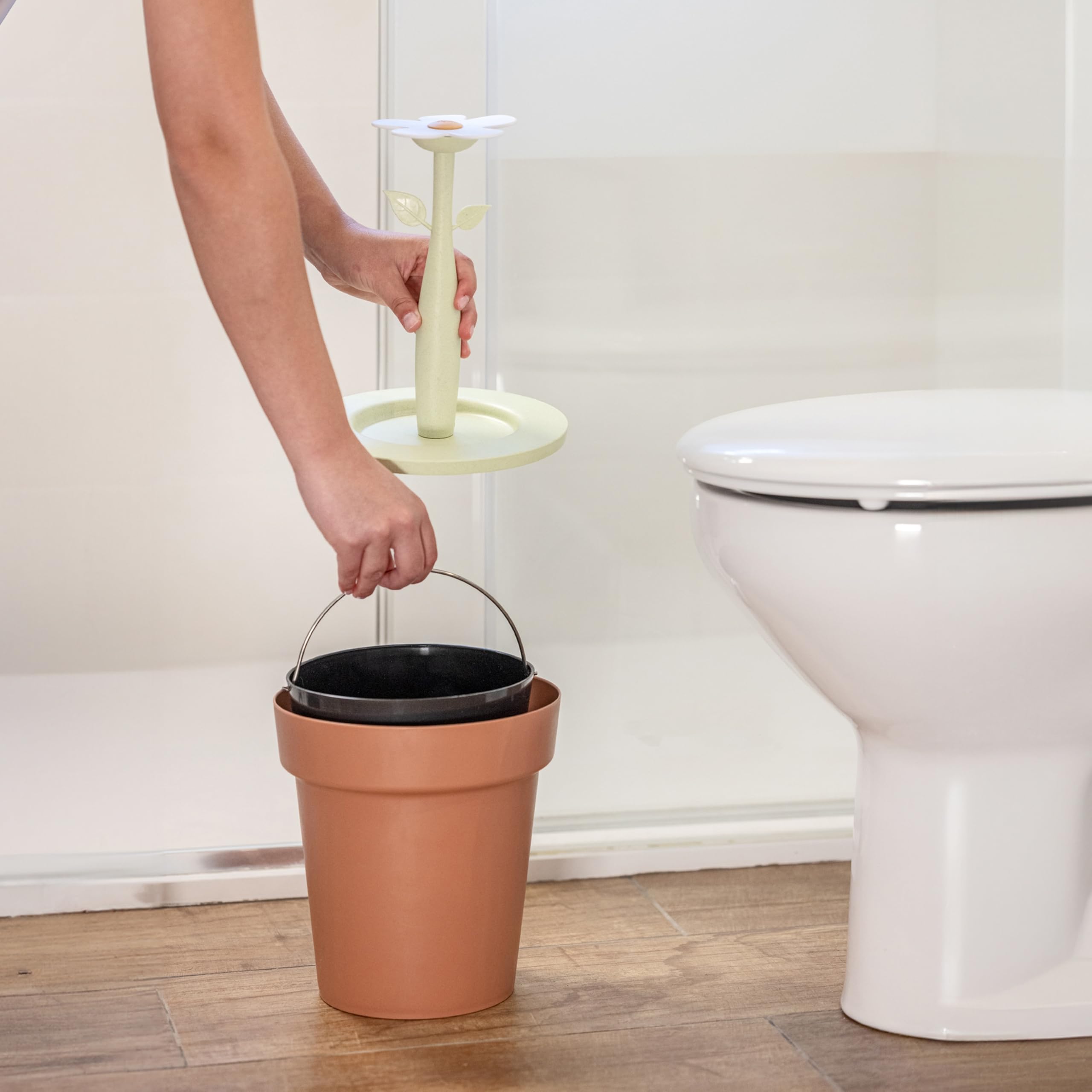 VIGAR Pattumiera da bagno coperchio a fiore. Interno rimovibile, realizzato con bioplastiche di buccia di riso.…