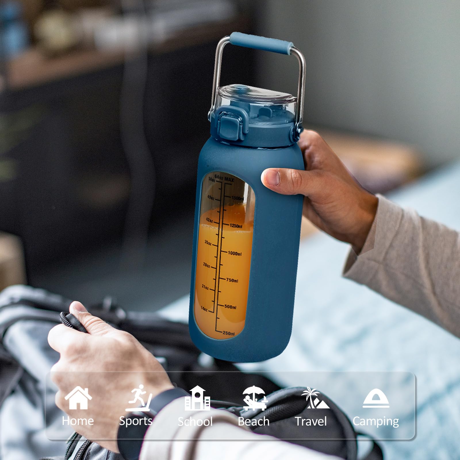 BLUEGO 2L Bottiglia d'acqua in vetro con manico in acciaio inox, manicotto in silicone e cannuccia per palestra, ufficio e sport all'aperto, senza BPA, Blu scuro