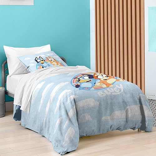 Saturday Park - Juego de edredón y funda de almohada para cama individual de Bluey y Bingo con nubes arcoíris - Juego de 2 piezas 100% algodón