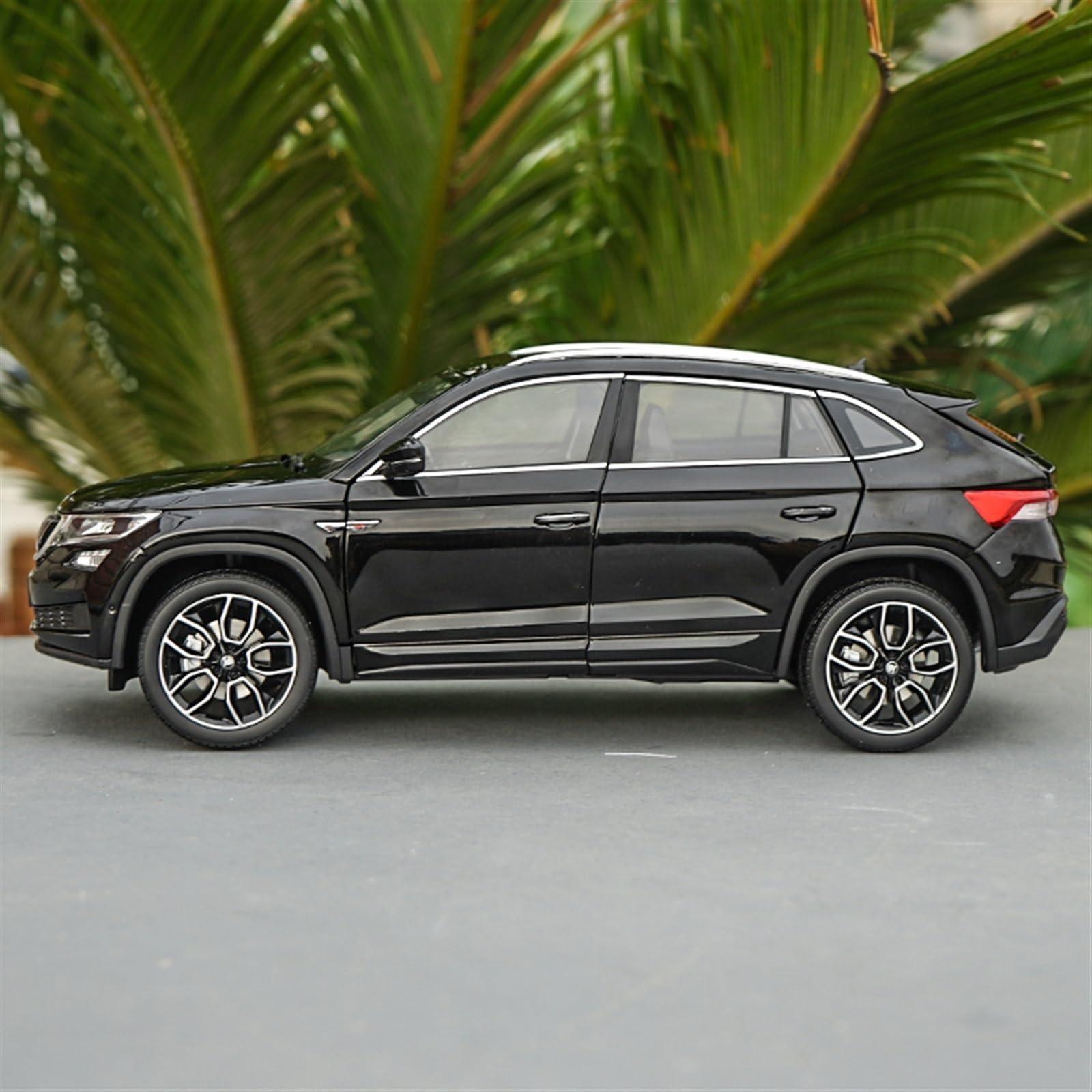Scale Finished Model Car 1/18 For Skoda Kodiaq GT SUV Scale Metal