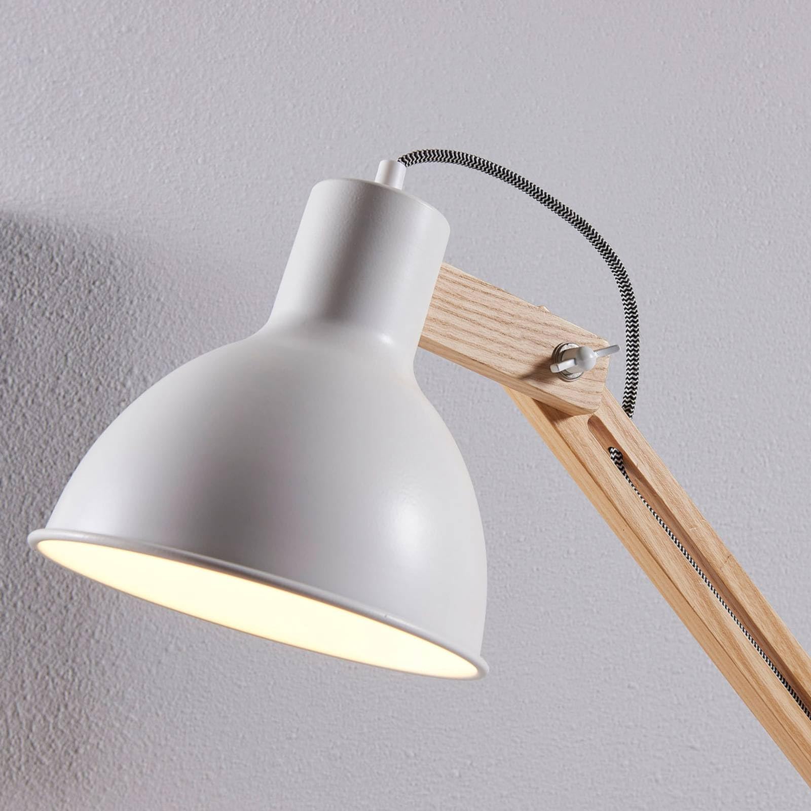 Lindby Lampenwelt Stehlampe skandinavisch Holz Metall weiß, Standleuchte Leselampe-Stehlampe für Wohnzimmer Esszimmer Schlafzimmer