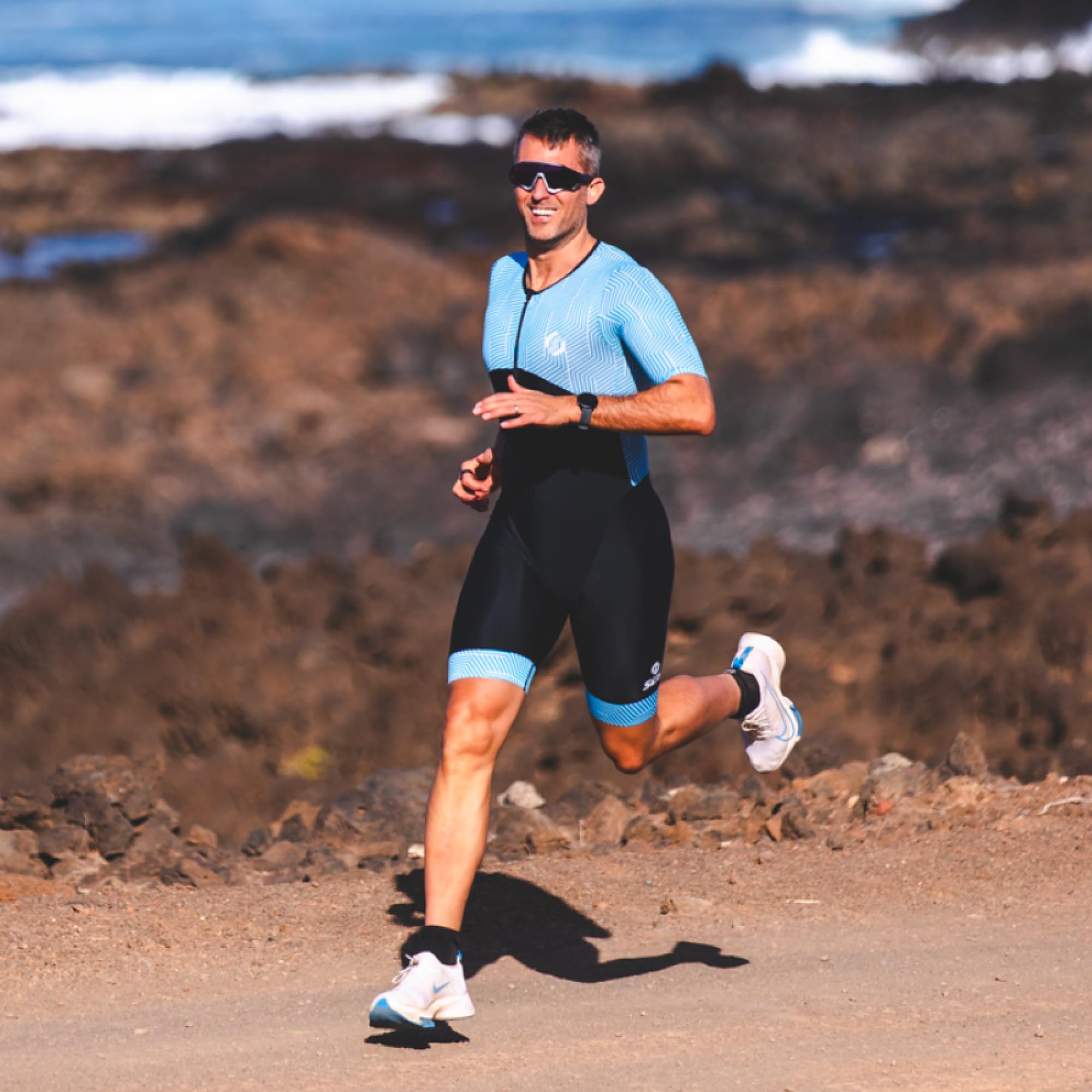SLS3 Traje de Triatlón para Hombre - Tri Suit con Mangas Aerodinámicas para Hombre - Tejidos PRO FX para Triatlón Masculino (Ocean Blue Blur, L)