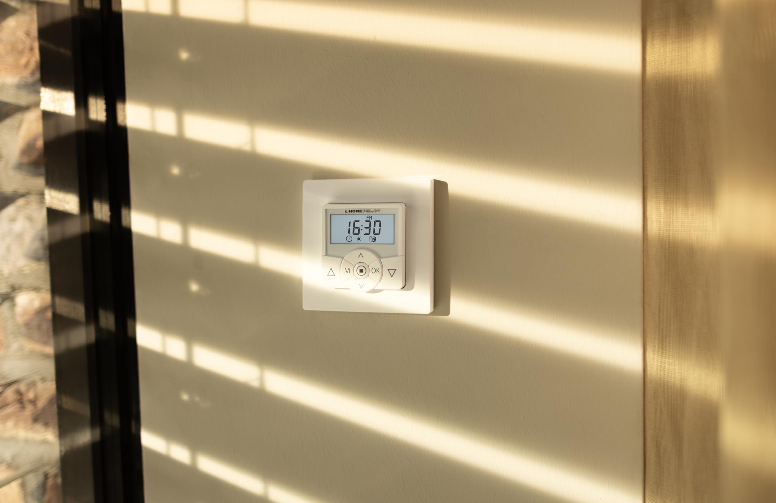 HOMEPILOT Zeitschaltuhr Smart-Home Rolladenschalter programmierbar mit Display & Astrofunktion Weiß