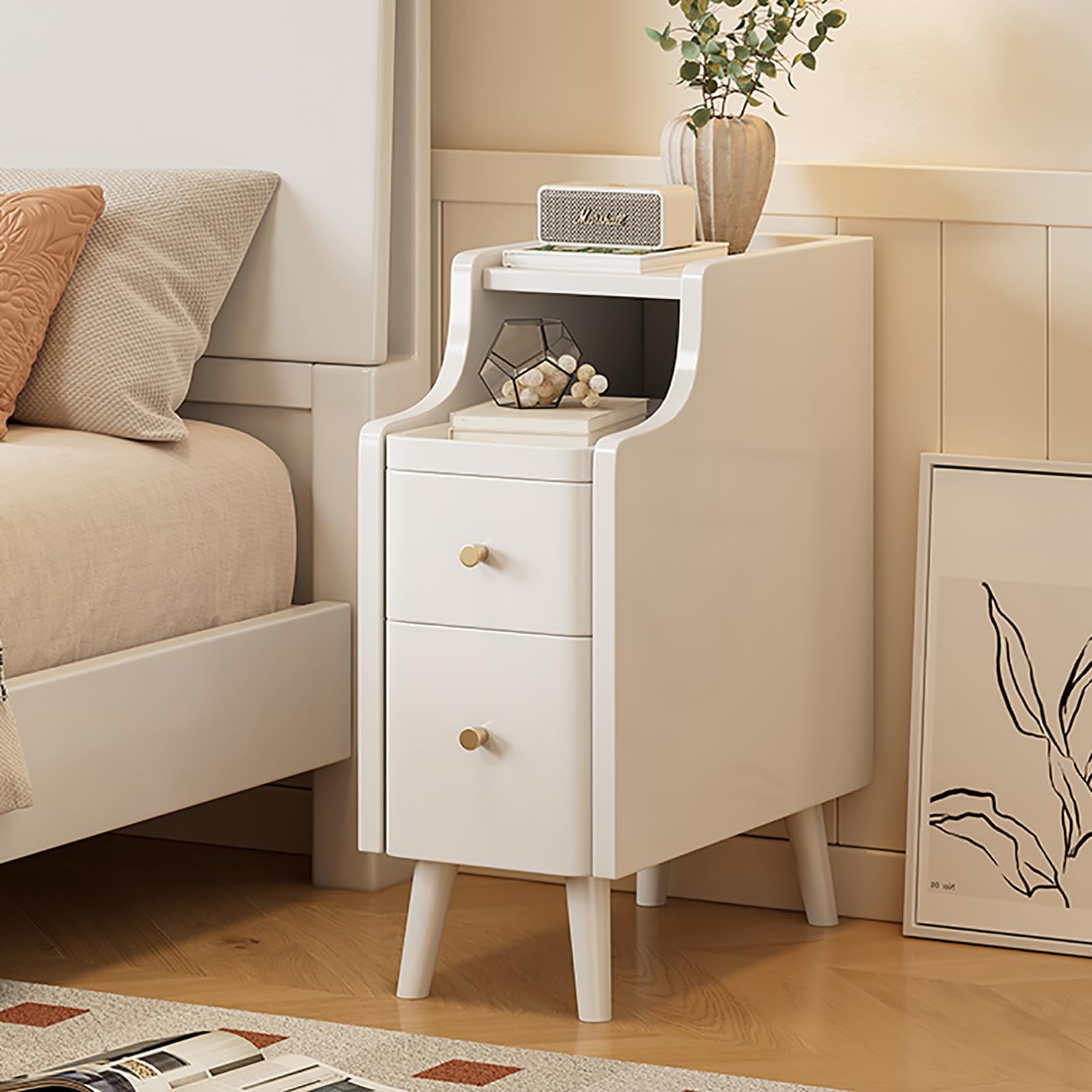 Table de chevet en bois massif étroite pour optimiser votre chambre