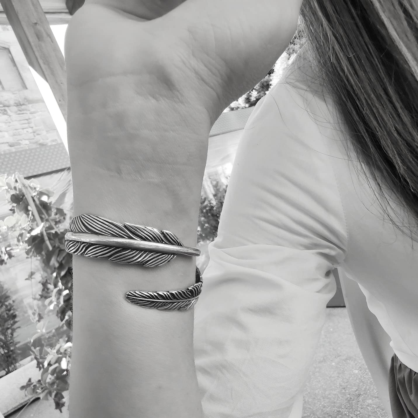 Ethno-Armband für Damen und Herren, starre Armspange in Federform in antikschwarzem 925er Silber.