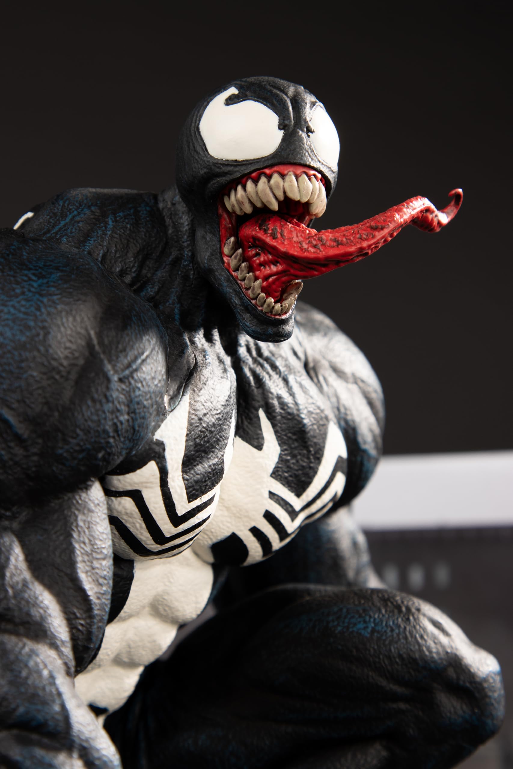 McFarlane Toys - Marvel Venom - Coleccionable a Escala 1:6 con Escena y cómic (Venom #5)