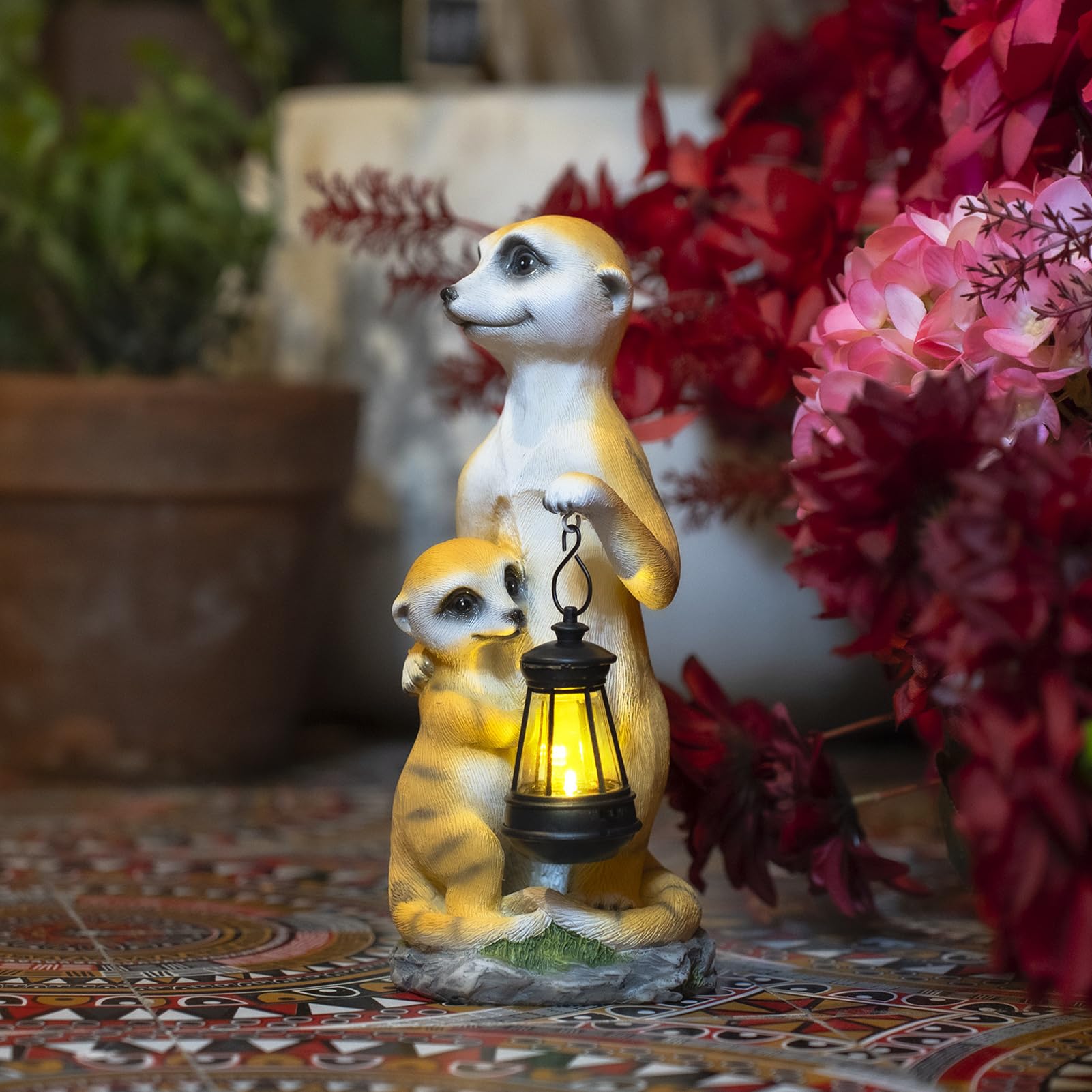 Solar Erdmännchen Gartenfigur mit Solarlaterne, Kunstharz, Stil 1 | Solarbetriebene Laterne leuchtet automatisch bei Dunkelheit, wetterfeste Harzfigur für Garten, Terrasse und Fensterbank
