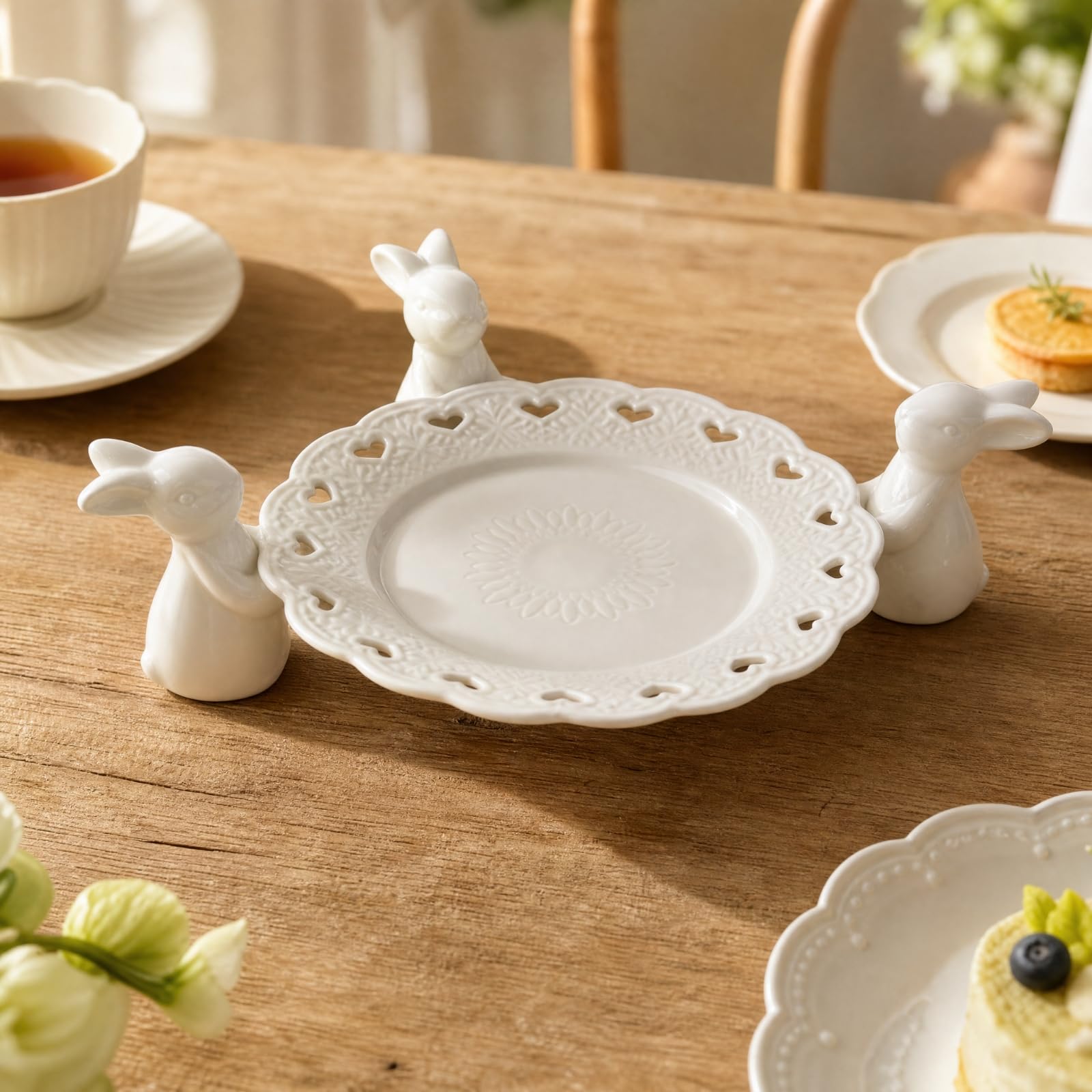 Banja Elevada con Soportes Conejo Plato con BOR Ondulado y Recortes Corazón Brillante Fuente Motivo Floral en Relieve, 3 Conejos 8IN