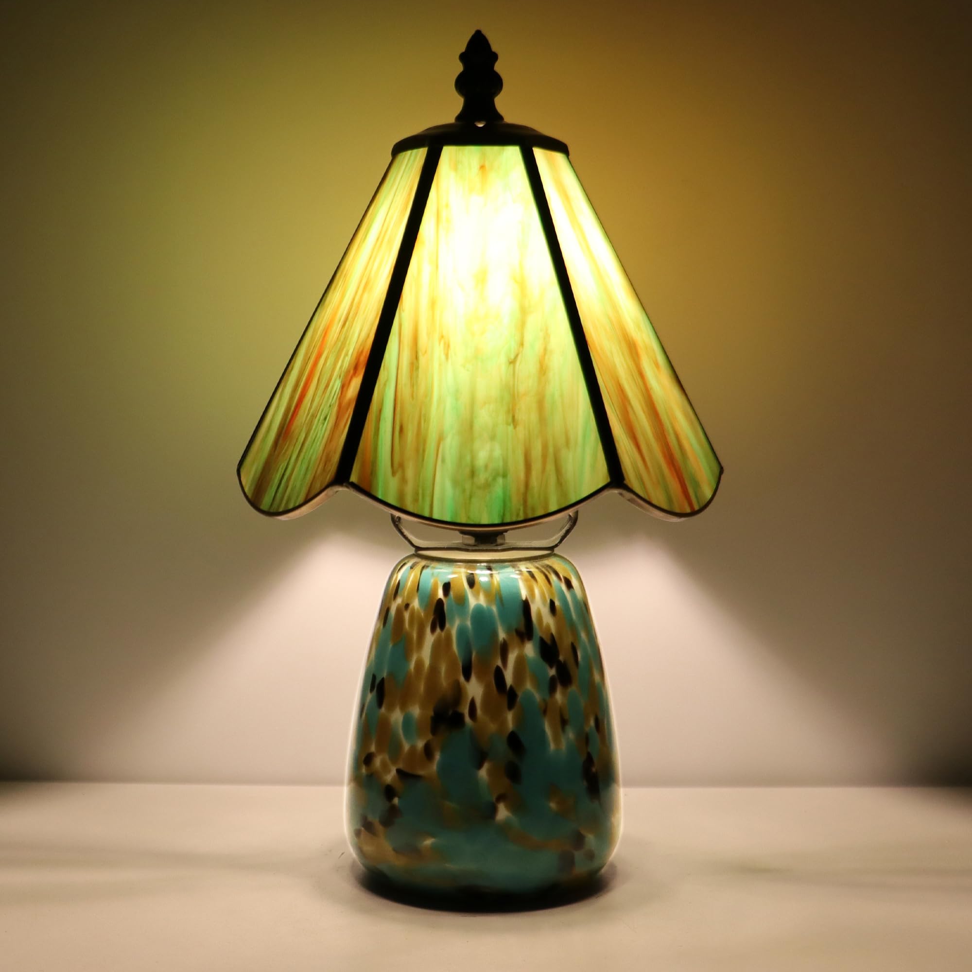 MQYXH Tiffany Lamp Stained Glass Mushroom Table Lamp 7X7X12 Inch Yellow Green Mini Night Light Glass Base Accent Light Suitable for Bedside Table