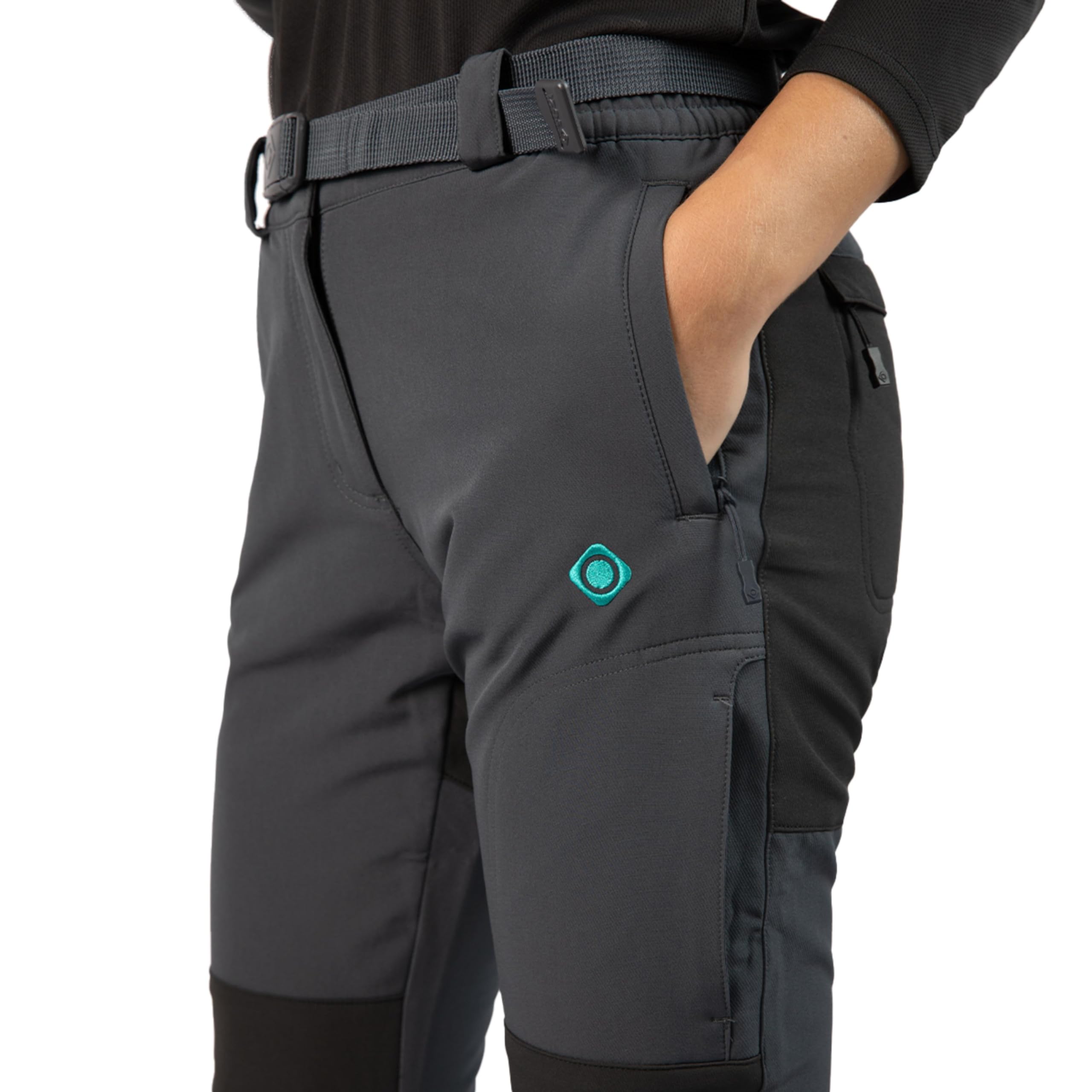 Izas Vinson W Pantalón Mount-Stretch para Mujer. Repelente al Agua, Transpirable y elástico. Interior perchado y Rodillas Preformadas. Bolsillos con Cremallera y Tapeta. Ajuste Relajado