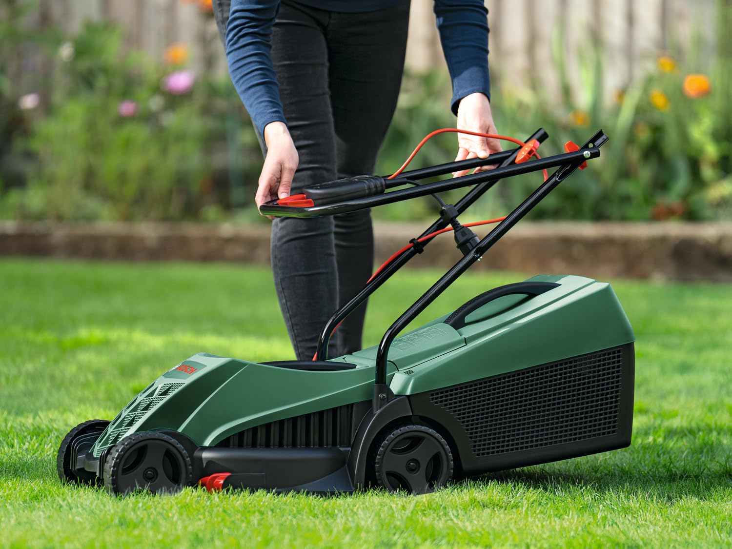 Bosch - Cortacésped con Cable EasyRotak 32-220 (Potencia del Motor de 1200 W, Ancho de Corte: 32 cm, Caja de césped de 31 litros, Hoja Afilada Extra de 32 cm, Adecuada para Cortar rápida y fácil con