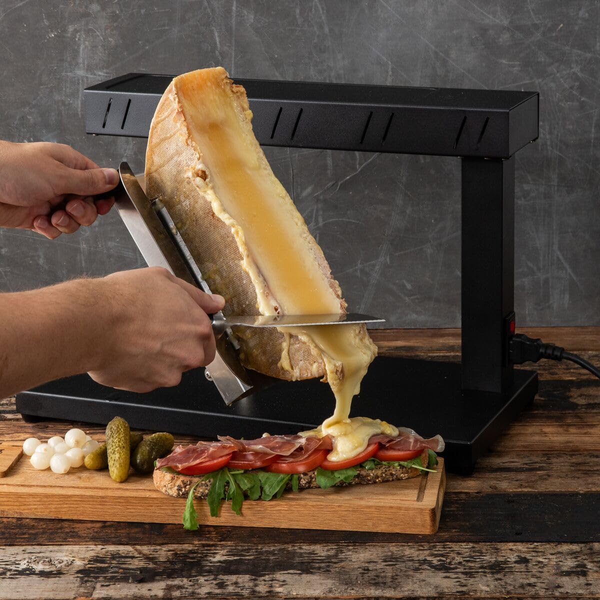 Boska Raclette Demi - Elektrisches Raclette-Gerät für halbe Schleifscheiben - Profi-System mit Drehmechanismus, 2m Kabel, spülmaschinengeeignet - Schwarz