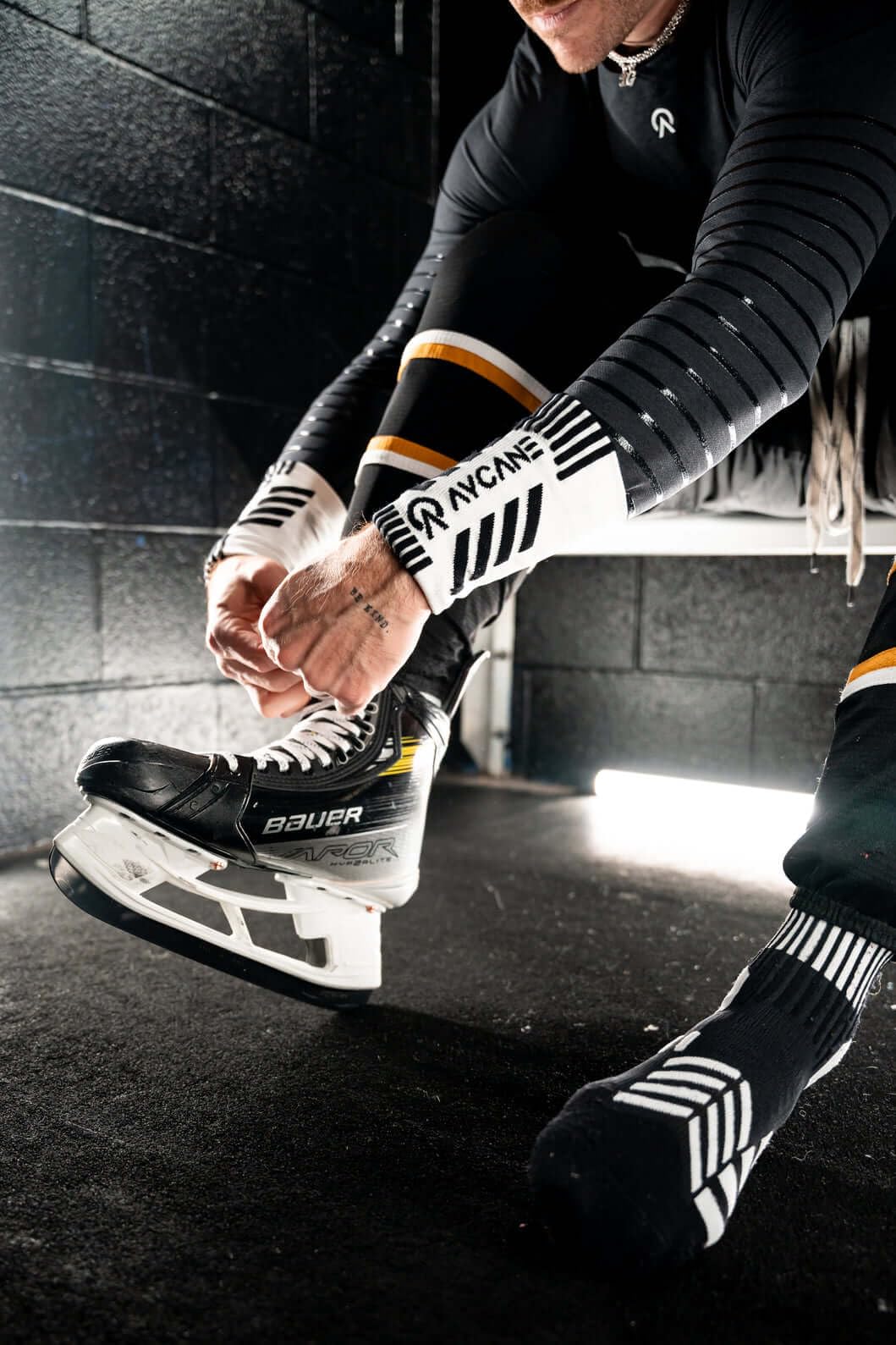 Blade X Eishockey-Handgelenkschutz, Level 3 Schnittschutz, Atmungsaktiv, Nahtlos Gestrickt, Weiß, schnell trocknend, Flexible Passform, langlebig und bequem
