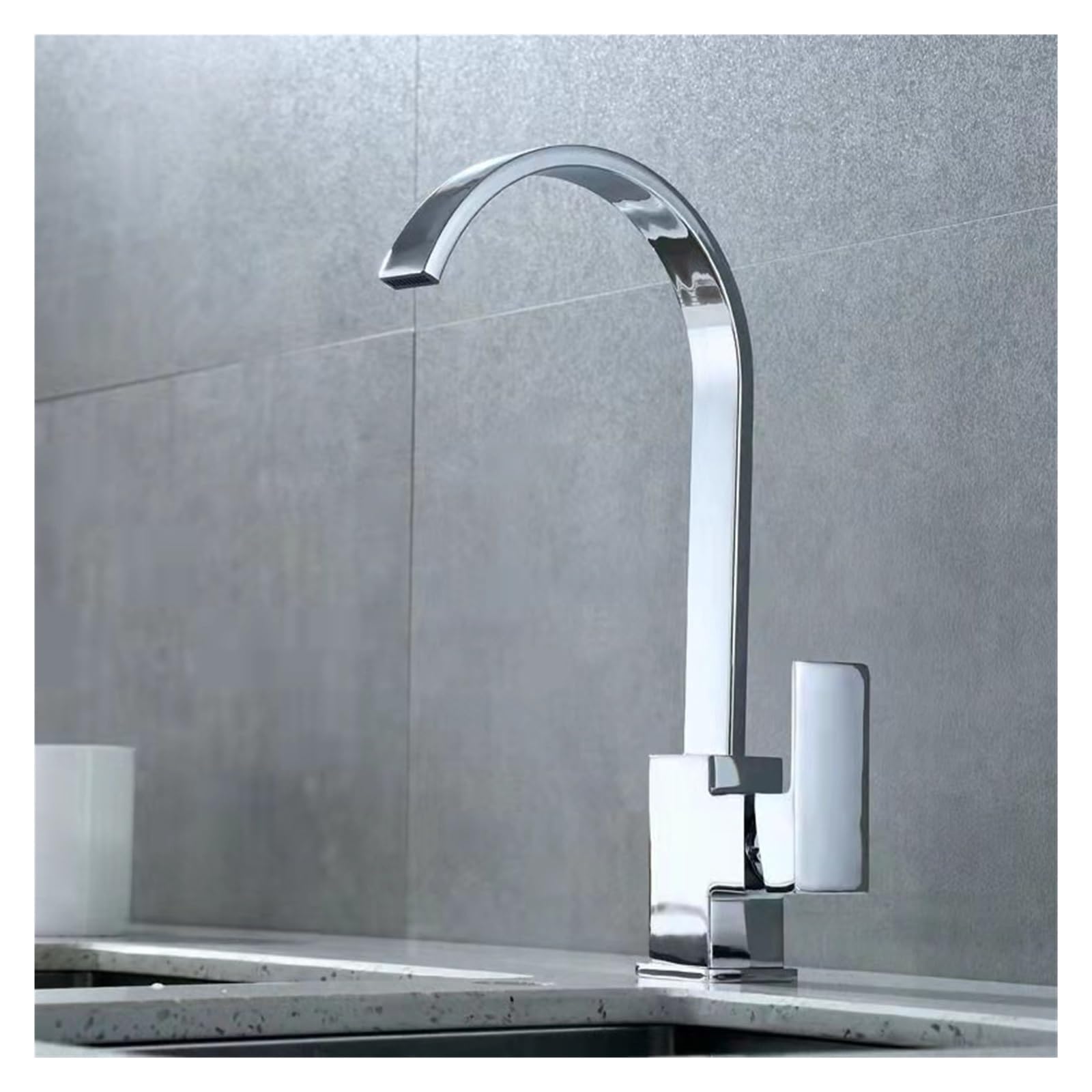 Robinet de cascade de cuisine en laiton avec design incurvé élégant et finition chromée brillante
