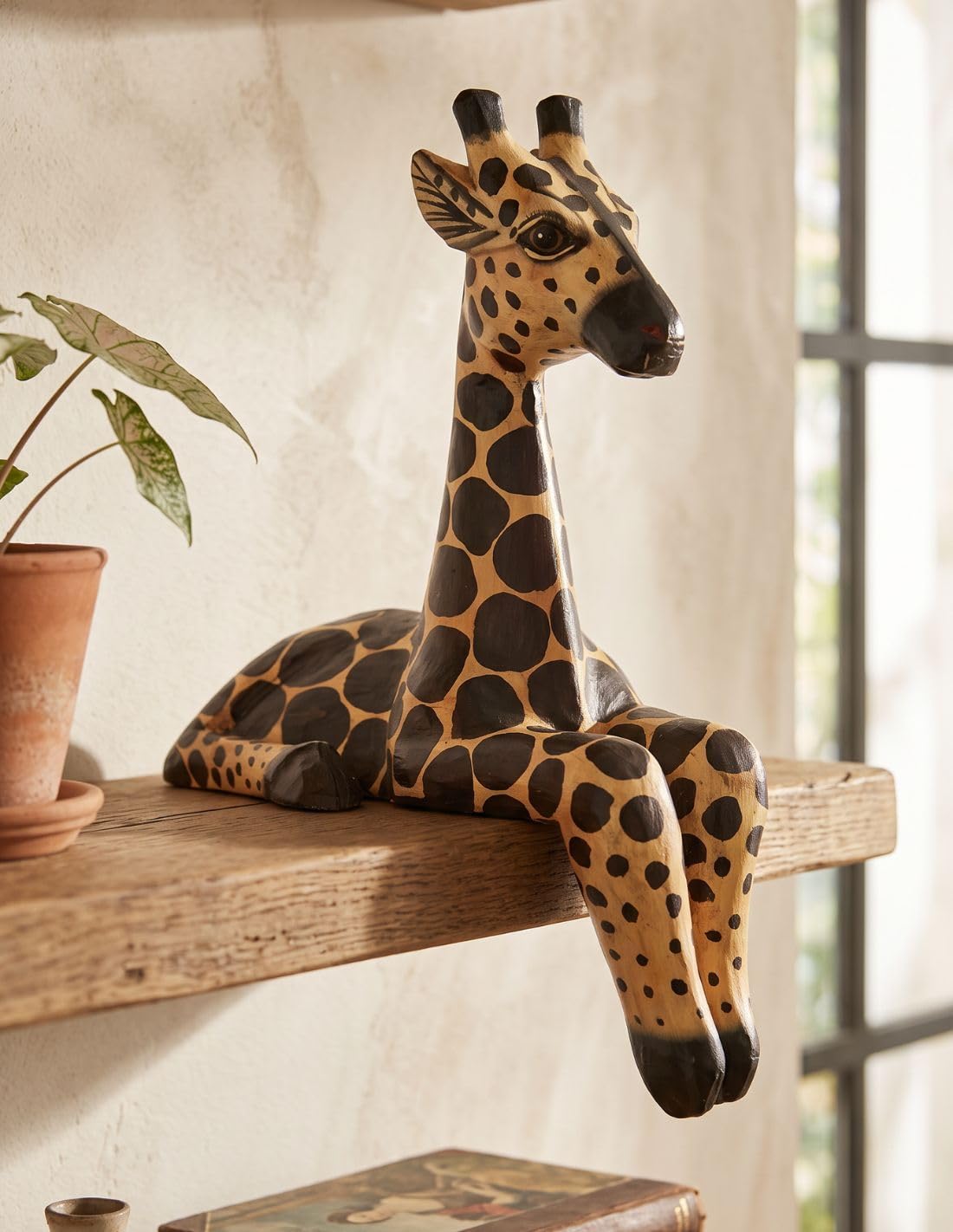 Artisanal Statua giraffa seduta bordo scaffale H40 cm, decorazione africana Safari Savana.