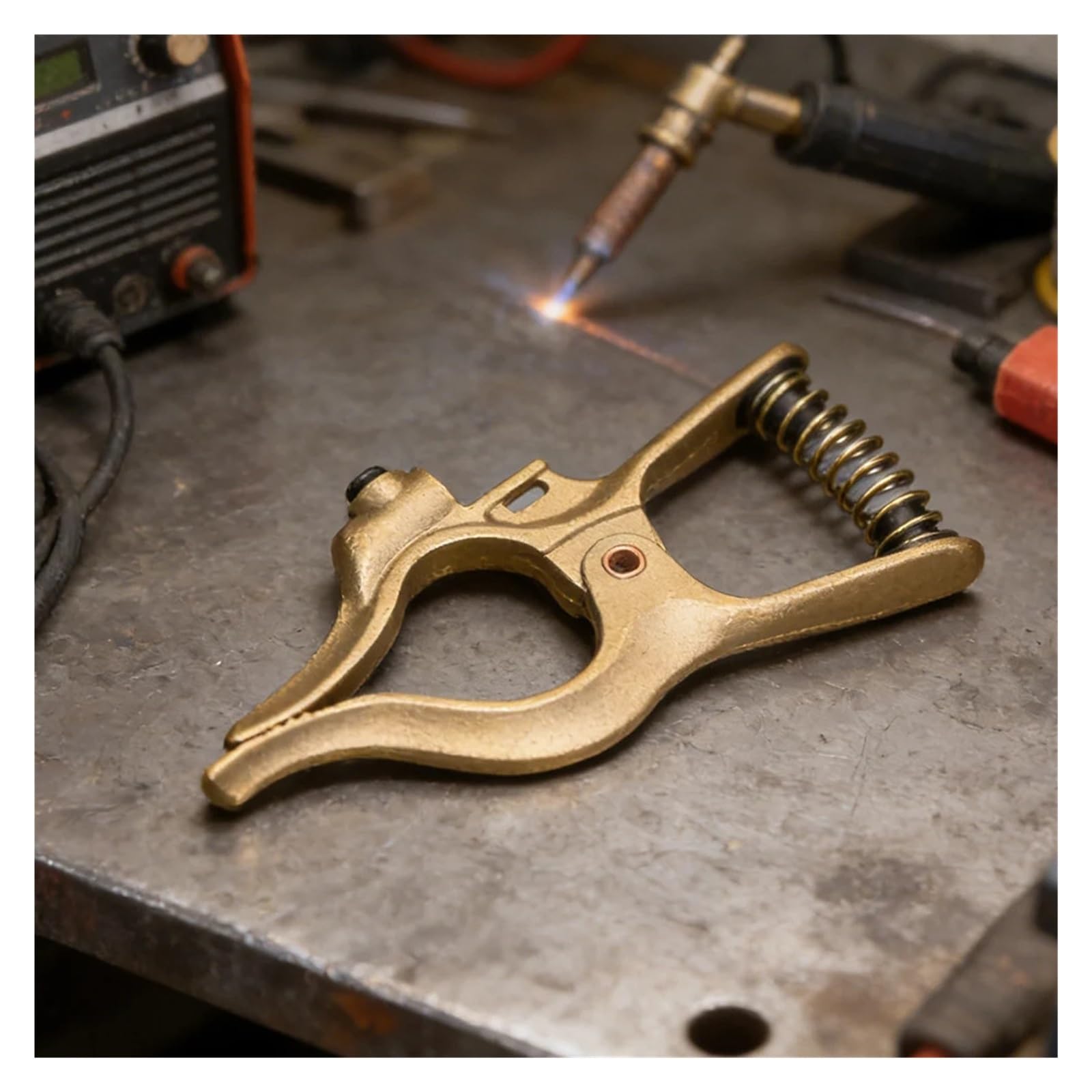Pinza massa per saldatrice Morsetto di terra for saldatura in ottone Collegamento affidabile Distanza di serraggio massima Costruzione di 46 mm