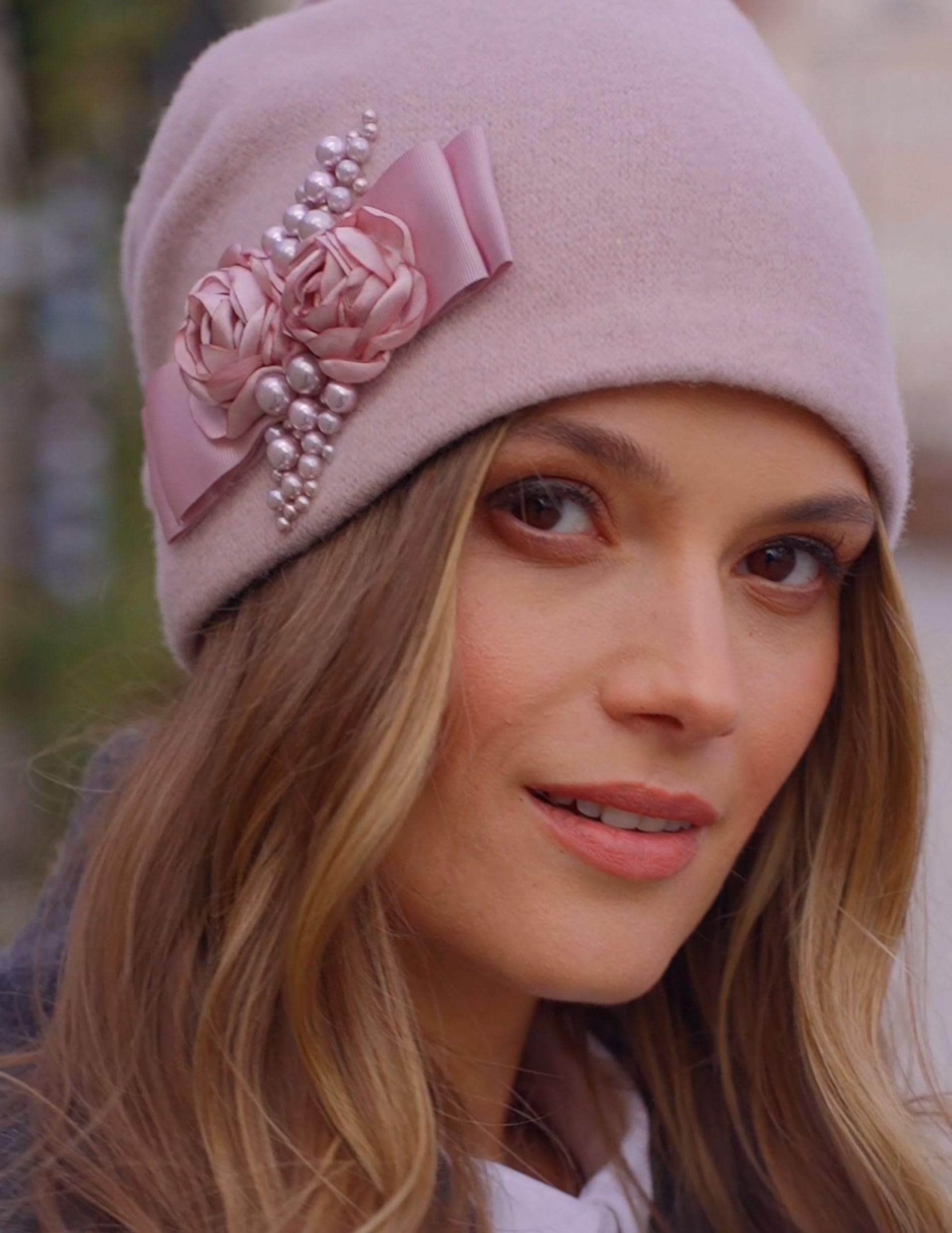 Vivisence Cappello Donna Elegante Fatto A Mano in Alpaca di con Piega Decorativa E Fodera in Pile Applicazione di Rose in Raso E Perle Antistatico Perfetto per l'inverno Idea Regalo