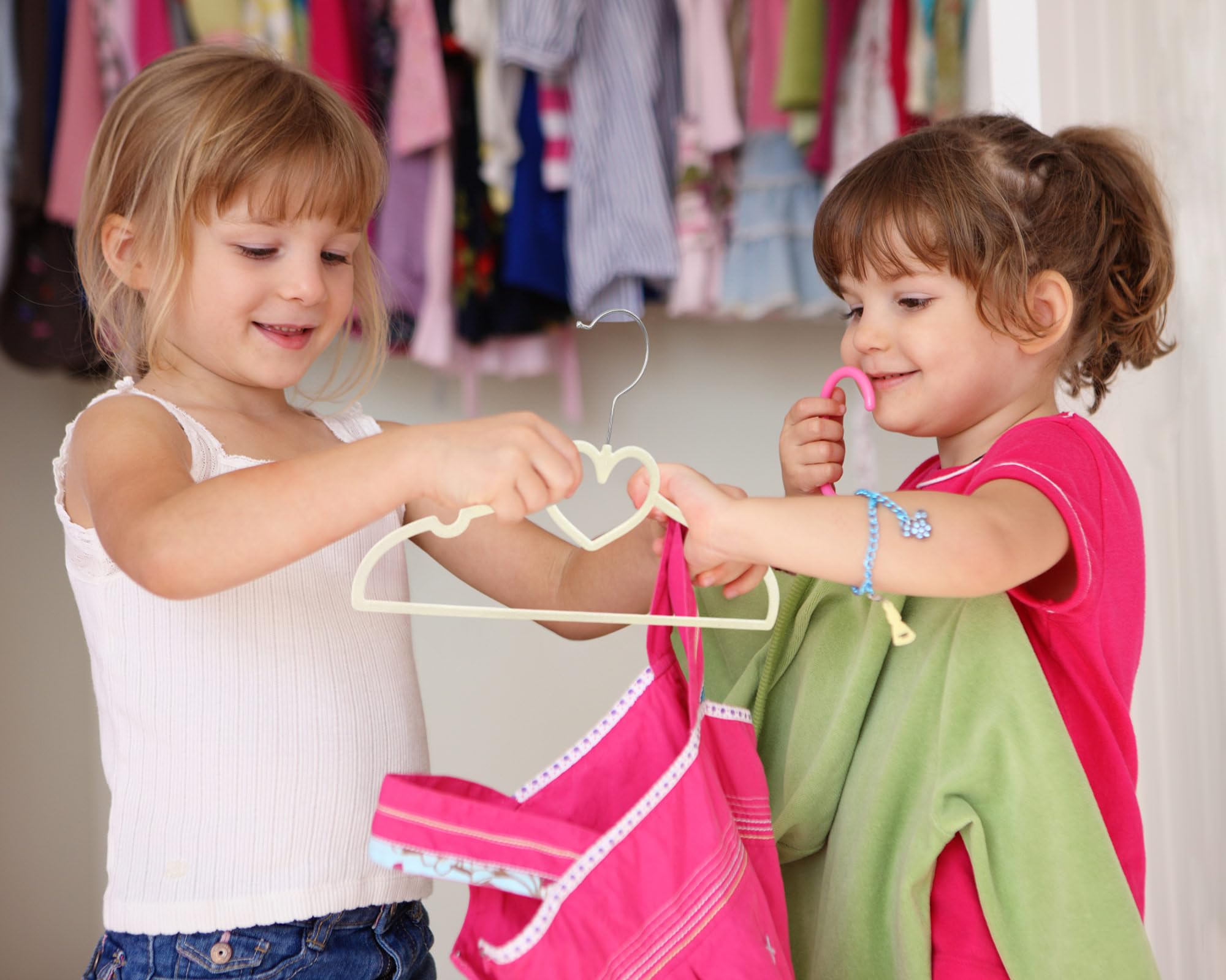 Perchas de terciopelo beige con forma de corazón para bebé, paquete de 50 perchas para niños pequeños de 13 pulgadas con 20 clips, ultra delgadas y apilables para ahorrar espacio