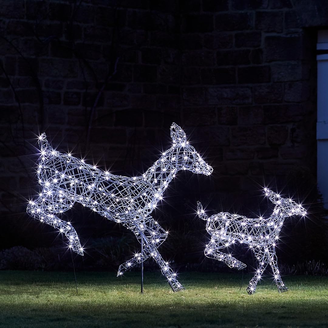 Lights4fun 2er-Deko-Set Harlow Springende LED-Rentiere | Hirschkuh & Rehkitz | Solarbetrieben | Fernbedienung & Timer | Weihnachtsbeleuchtung Rattan Außen Weihnachtsfigur | 102 cm & 60 cm