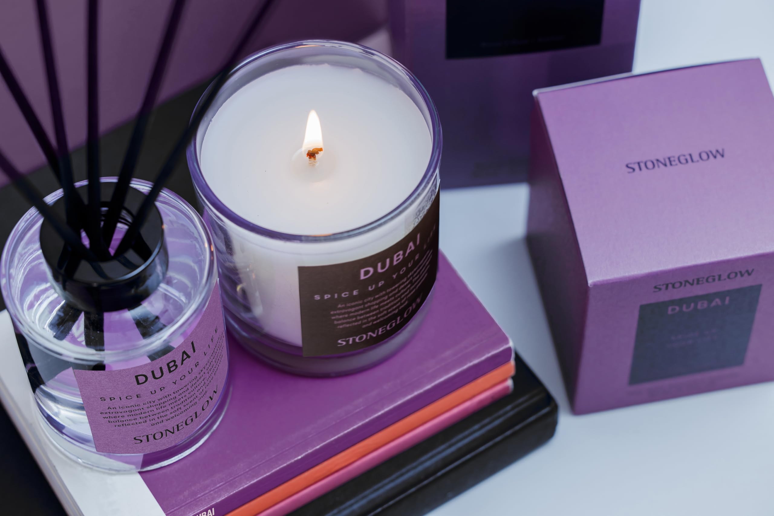 Stoneglow Explorer Collection Dubai Duftkerze, Samt-Rose, Oud, Moschus, 220 g, Violett