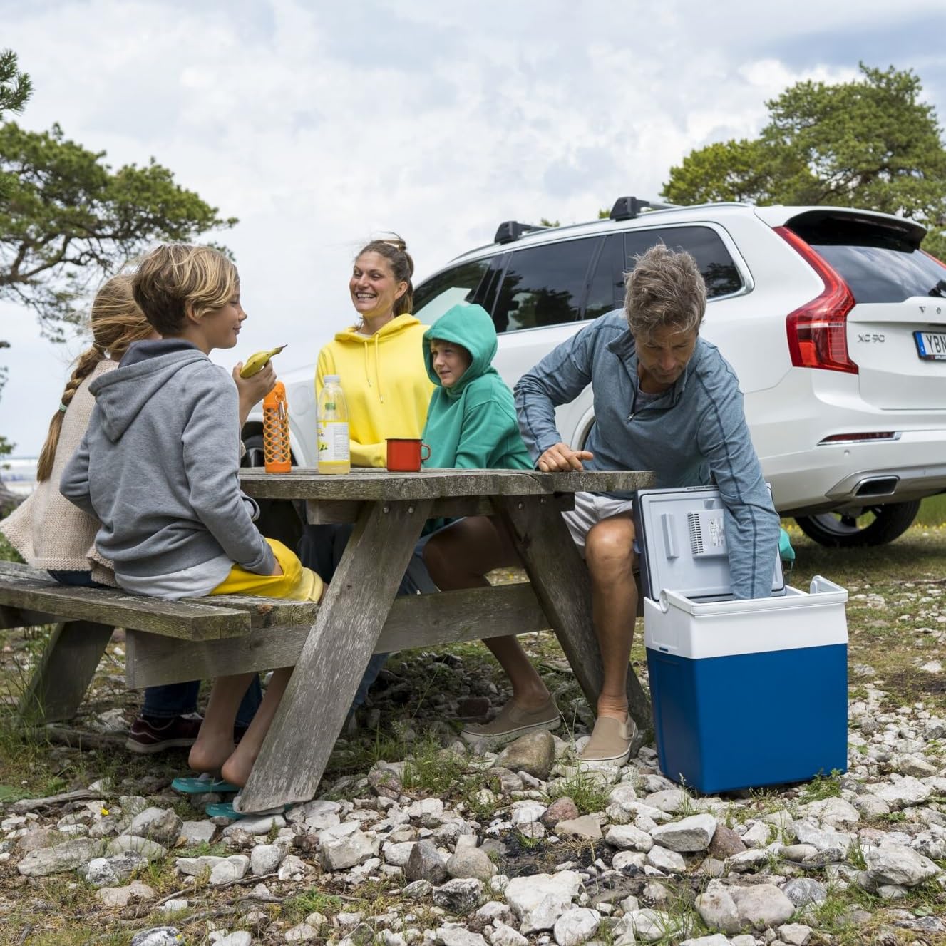 Besuche den Mobicool- Mobicool ME27 elektrische Kühlbox 26L – 12V und 230V – Tragbare Camping Kühlbox für Auto, Wohnmobil, LKW und Outdoor Reisen – Zuverlässige Kühlung für unterwegs – Blau in use