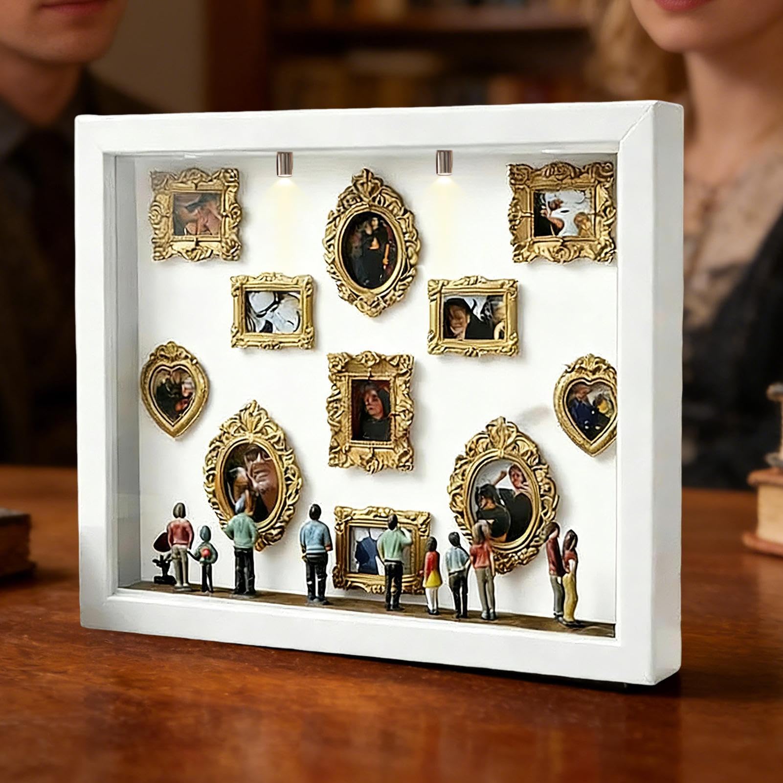 Generico Museum of Us - Marco de regalo personalizado para parejas con figuras en miniatura, kit de museo DIY dorado, perfecto para bodas San 22,7 x 31,4 x 3,7 cm