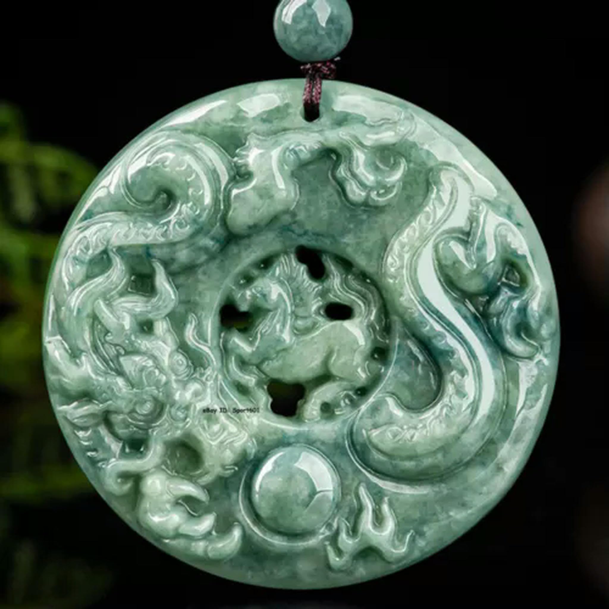 Pendentif en jade naturel zodiaque cheval ajouré comme bijou traditionnel