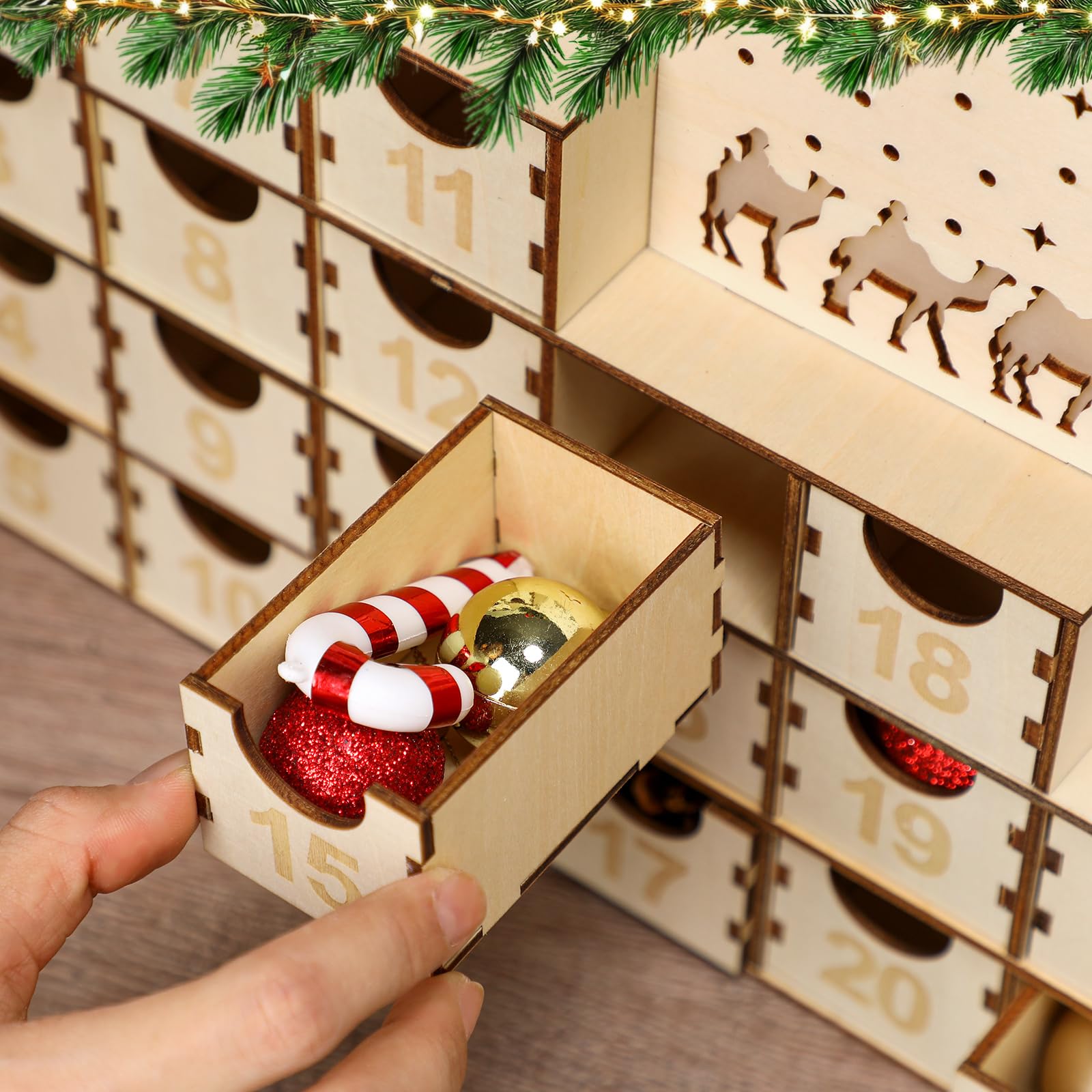 Nuanchu 24 Tage Adventskalender mit 24 Schubladen beleuchtet Holz DIY Countdown bis Weihnachten Kalender Krippe Dekoration Weihnachten Desktop Organizer Xmas Holz Handwerk 35,8 x 21,6 x 7,6 cm
