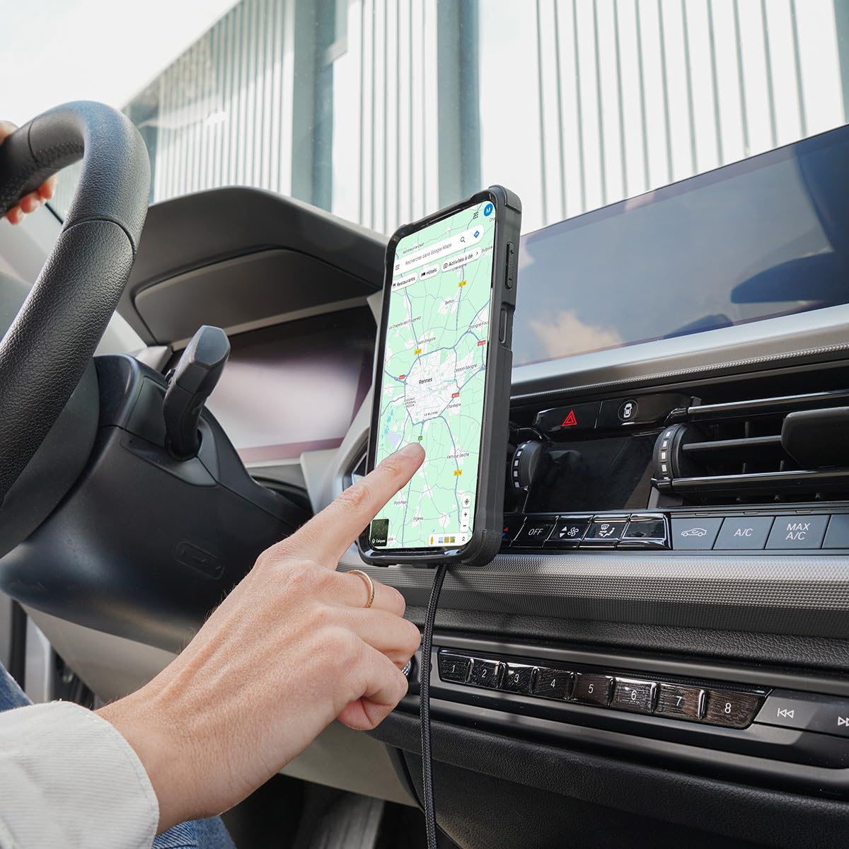 Mobilis Kit Conector/Dongle Magnético Pogo Pin + Soporte de Carga 65 W con Pinza para Coche (Rejilla de Ventilación) - Smartphone & Ordenador Móvil - Energia Mobile